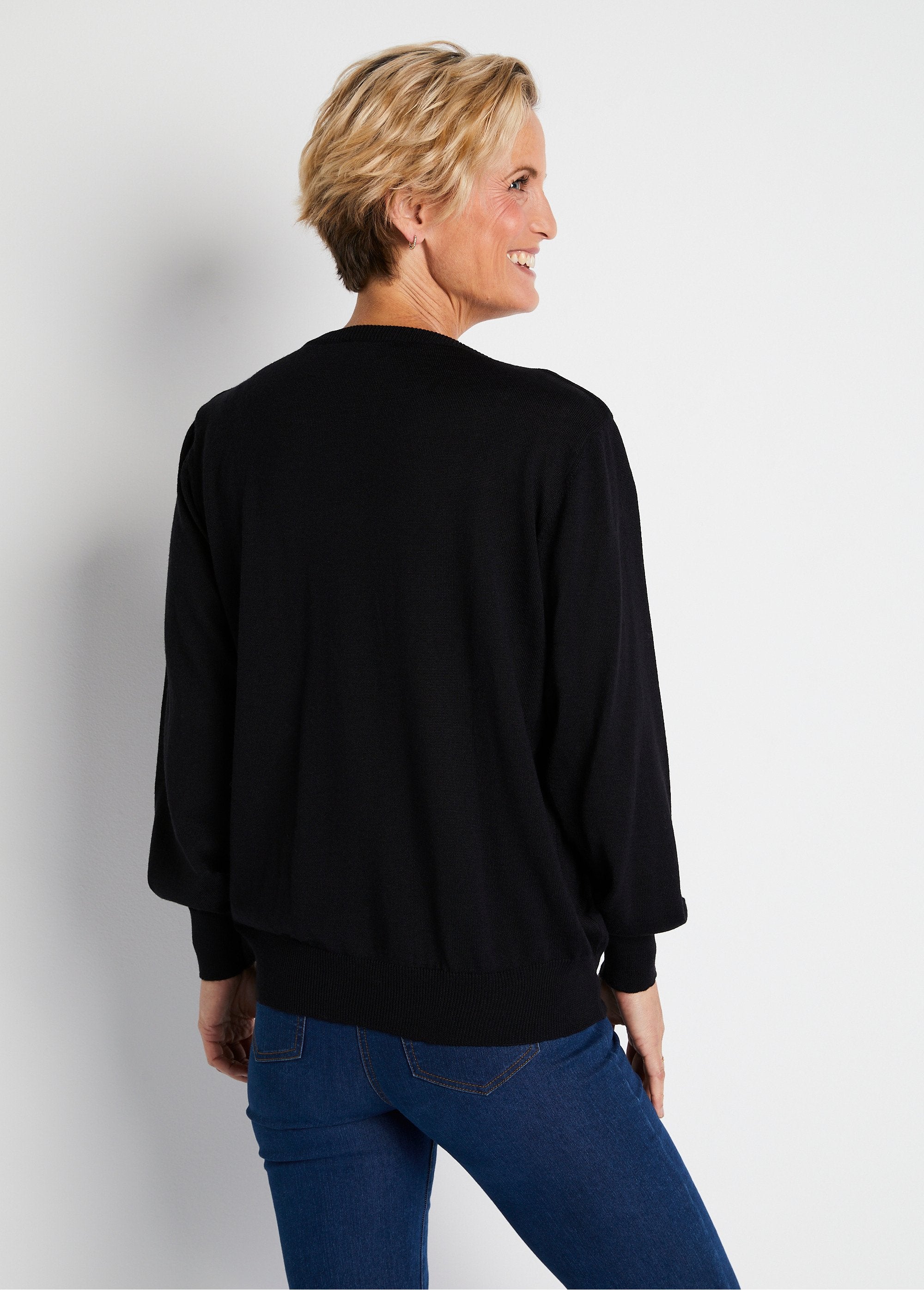 Short_V-neck_sweater_with_merino_wool_Black_DO1_slim