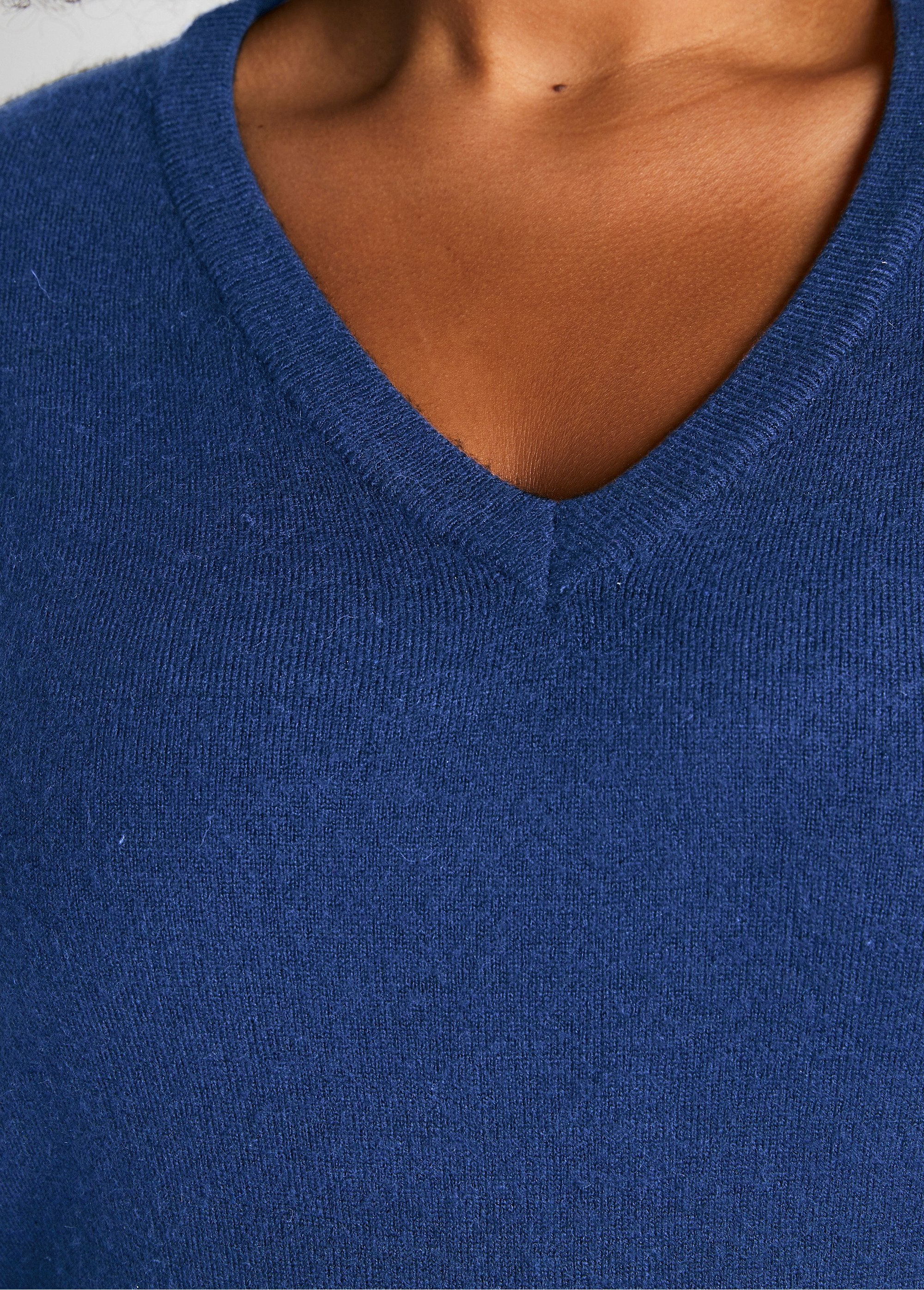 Soft_long-sleeved_V-neck_sweater_Blue_DE1_curvy