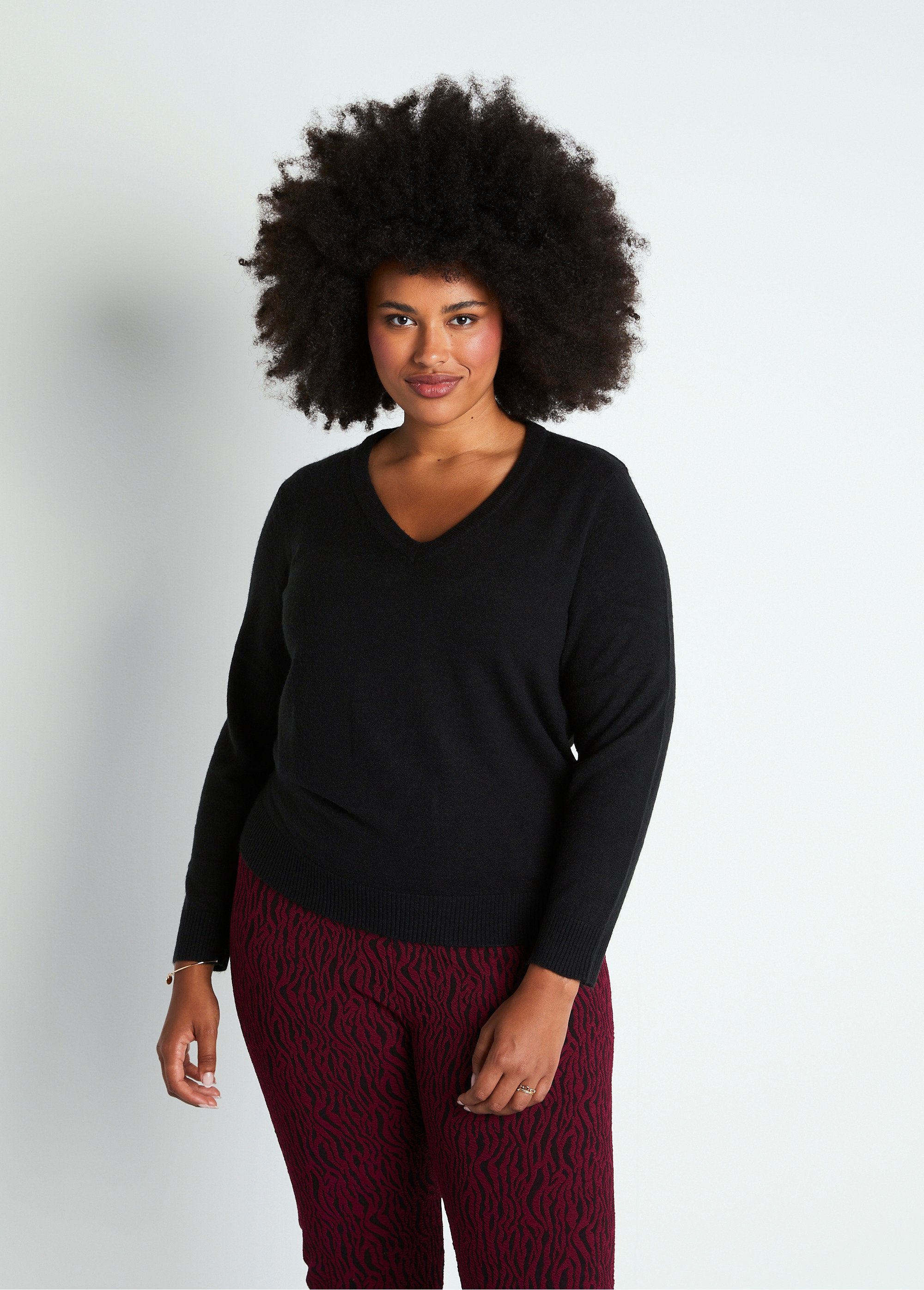 Soft_long-sleeved_V-neck_sweater_Black_FA1_curvy