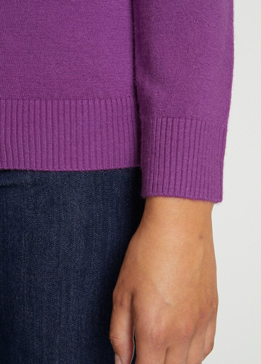 Soft_long-sleeved_V-neck_sweater_Purple_DE2_slim