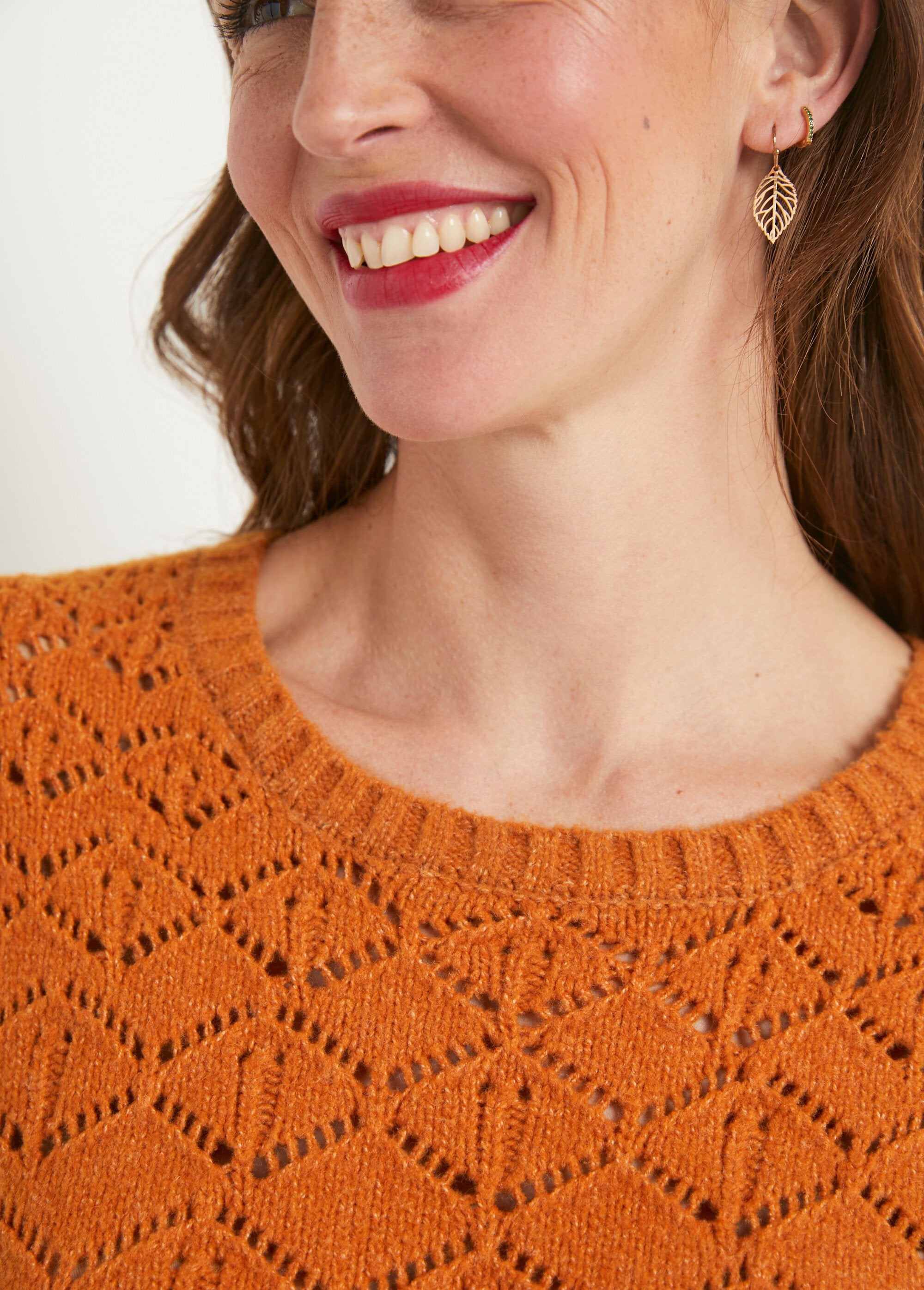 Openwork_short_sweater,_round_neck,_long_sleeves_Caramel_DE2_slim