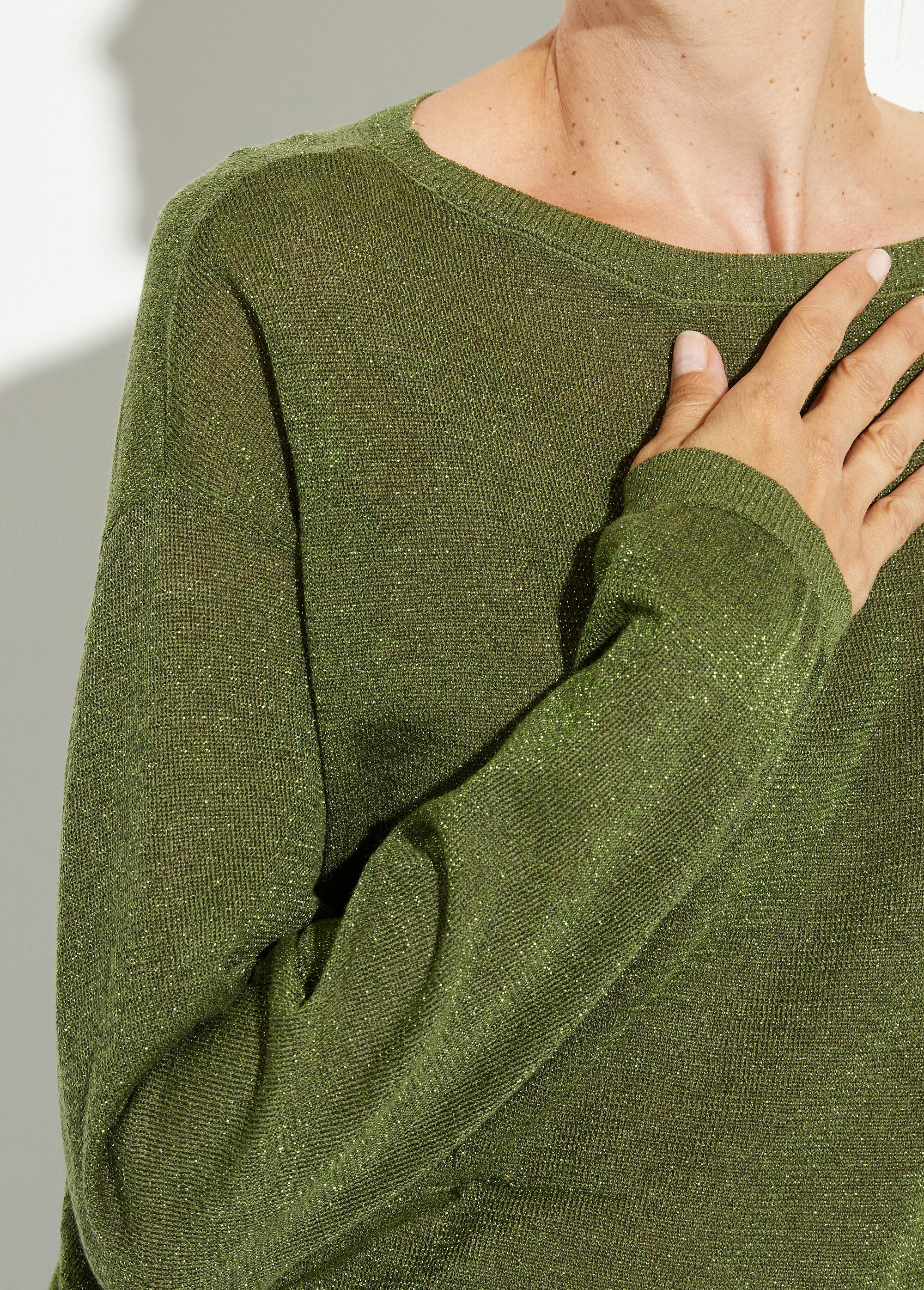 Cropped_sweater_in_fine_metallic_knit_Olive_DE1_slim