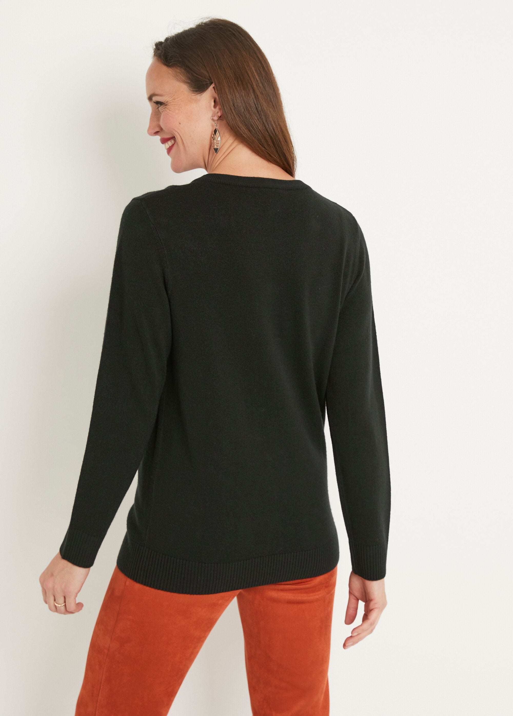 Soft_long-sleeved_V-neck_sweater_Black_DO1_slim