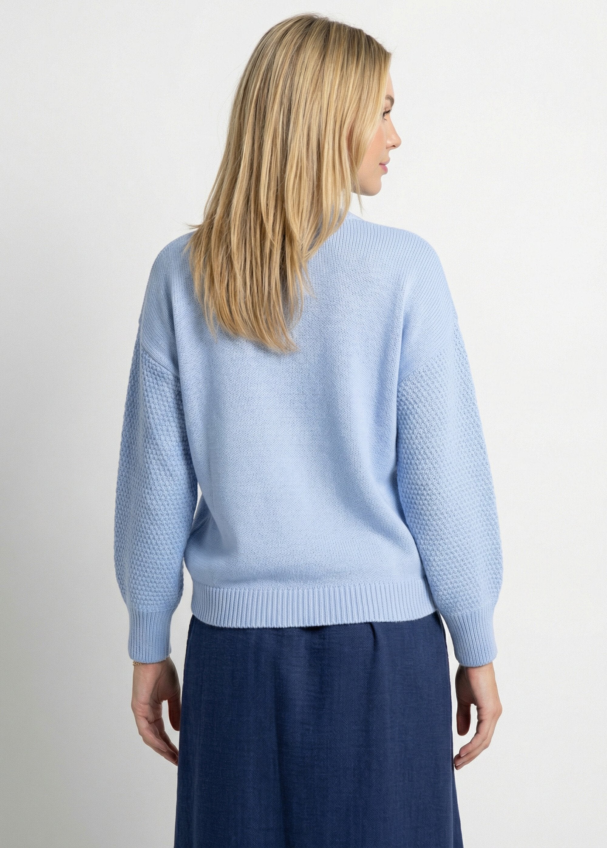 Pull_doux_fleurs_brodées_col_rond_Bleu_DO1_slim