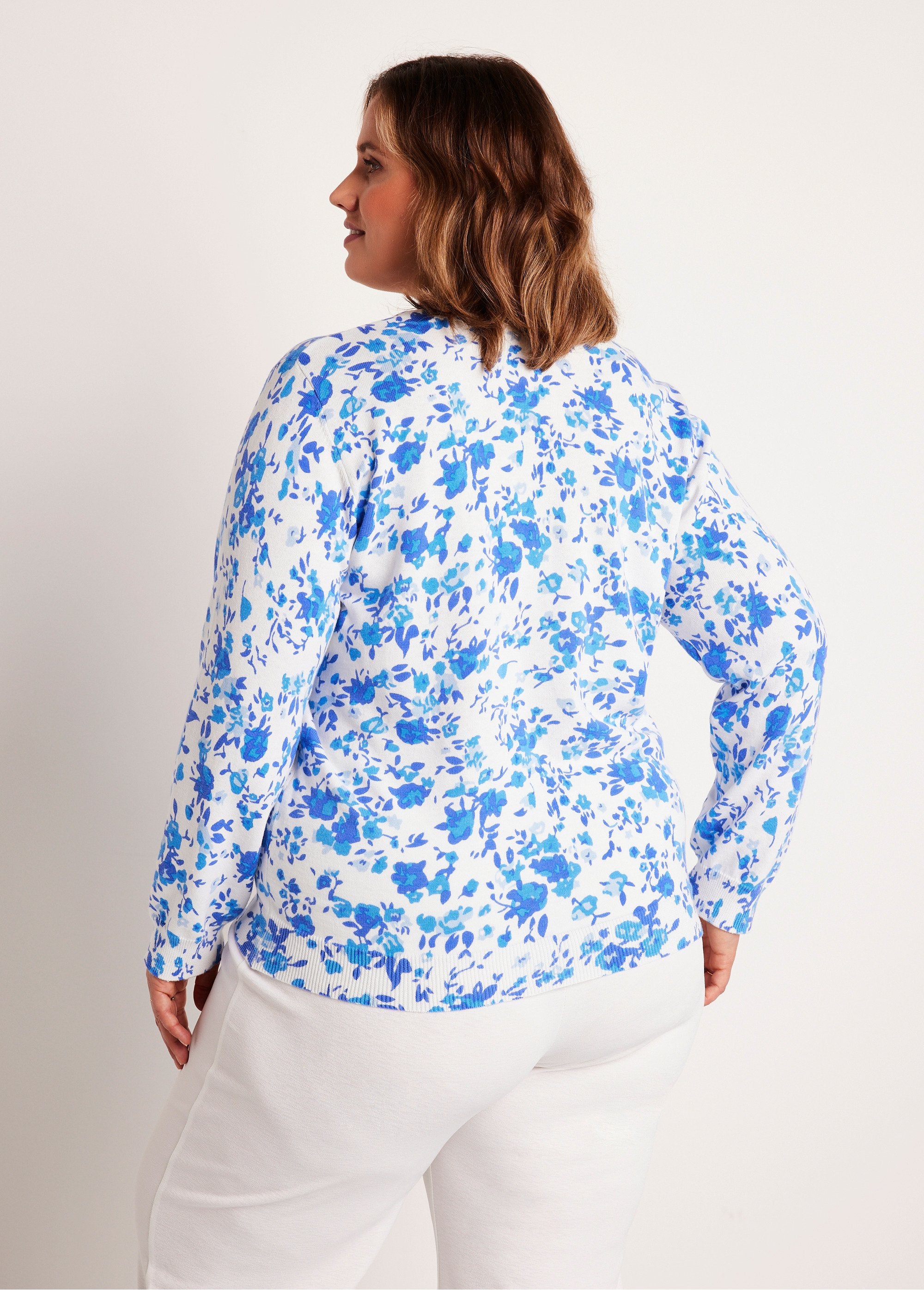 Fine_floral_sweater_Blue_DO1_curvy