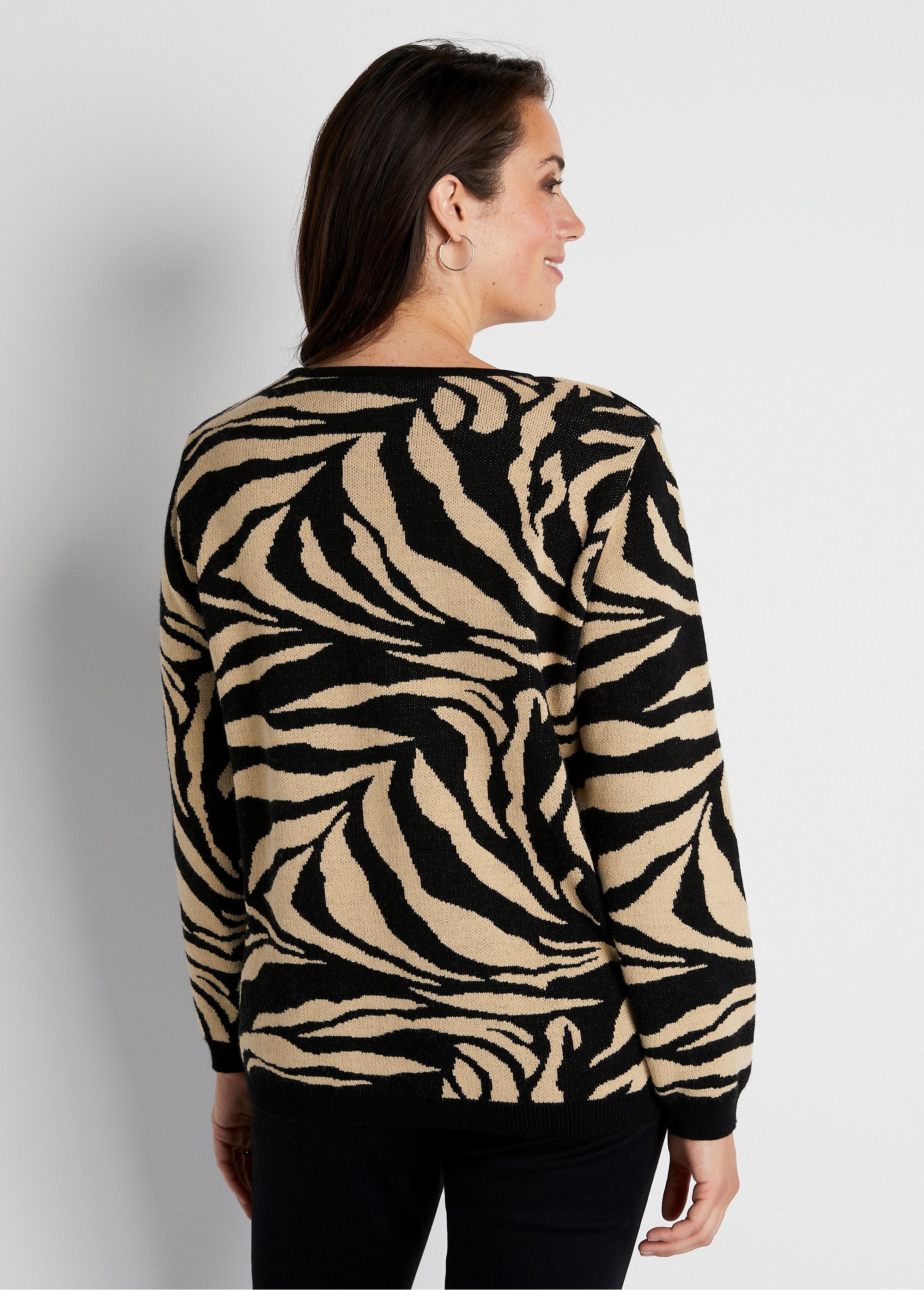 Soft_zebra_jacquard_round_neck_sweater_Beige_and_black_DO1_curvy