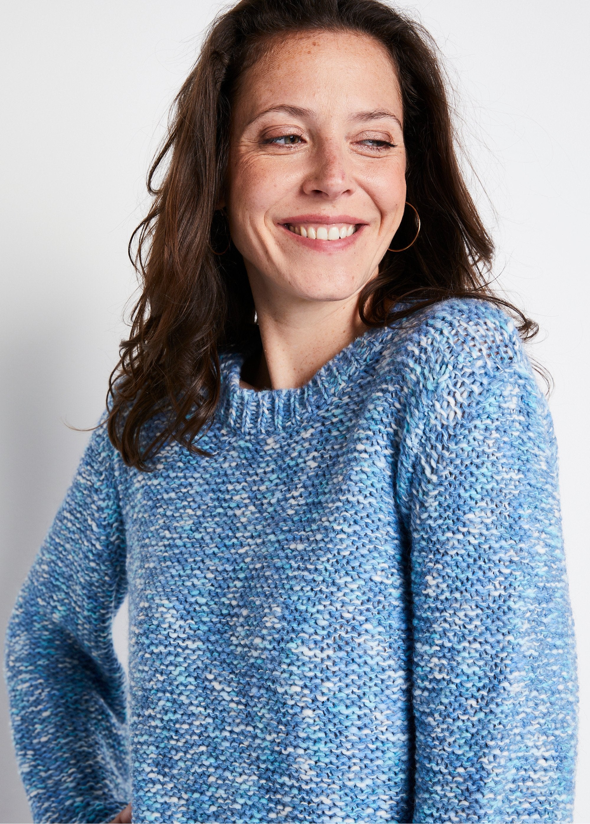 Round_neck_mouliné_sweater_with_wool_and_alpaca_Blue_and_ecru_DE1_slim