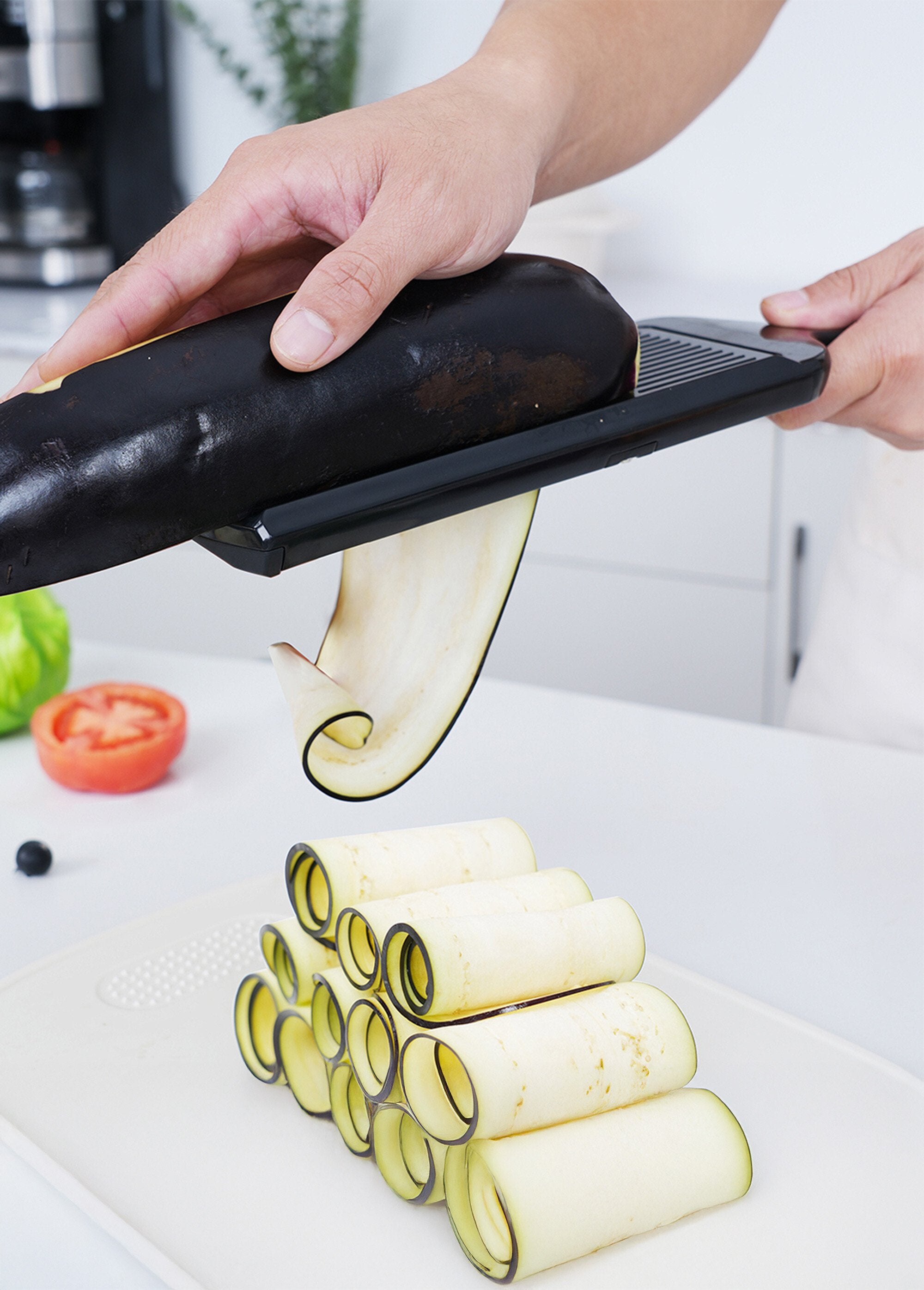 Râpe_de_cuisine_2_lames_inox_+_poussoir_Noir_et_gris_DE4_slim