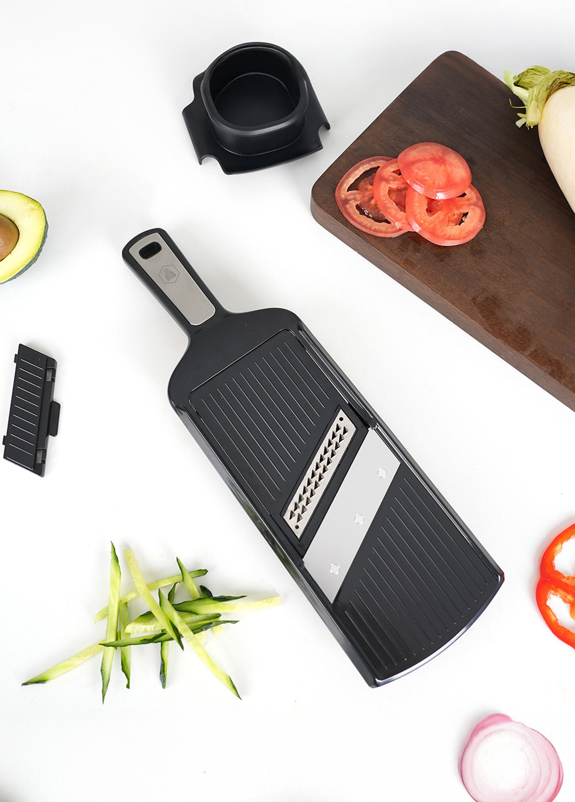 Râpe_de_cuisine_2_lames_inox_+_poussoir_Noir_et_gris_DE5_slim