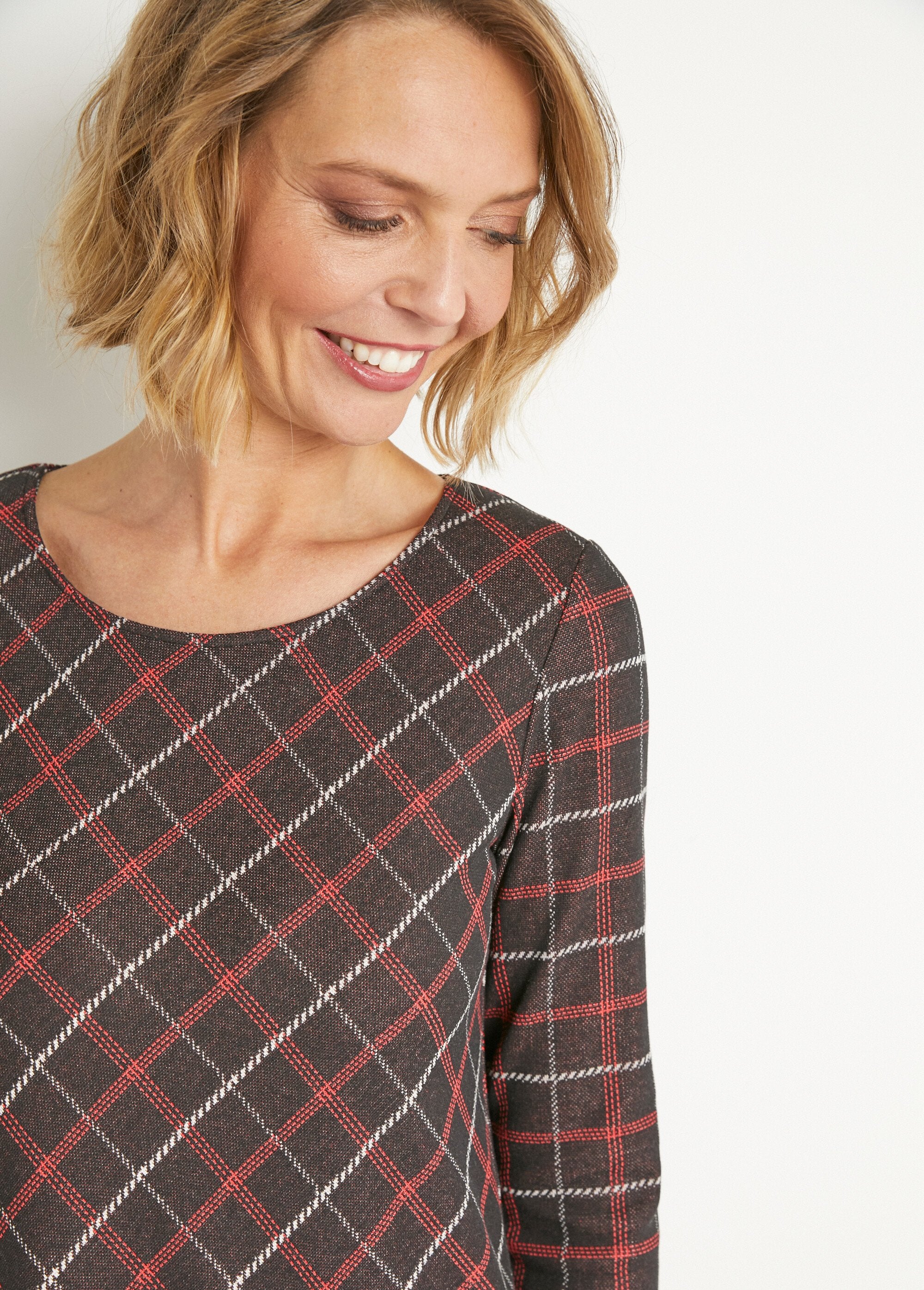 Warm_wool-look_plaid_dress_Red_and_black_DE2_slim