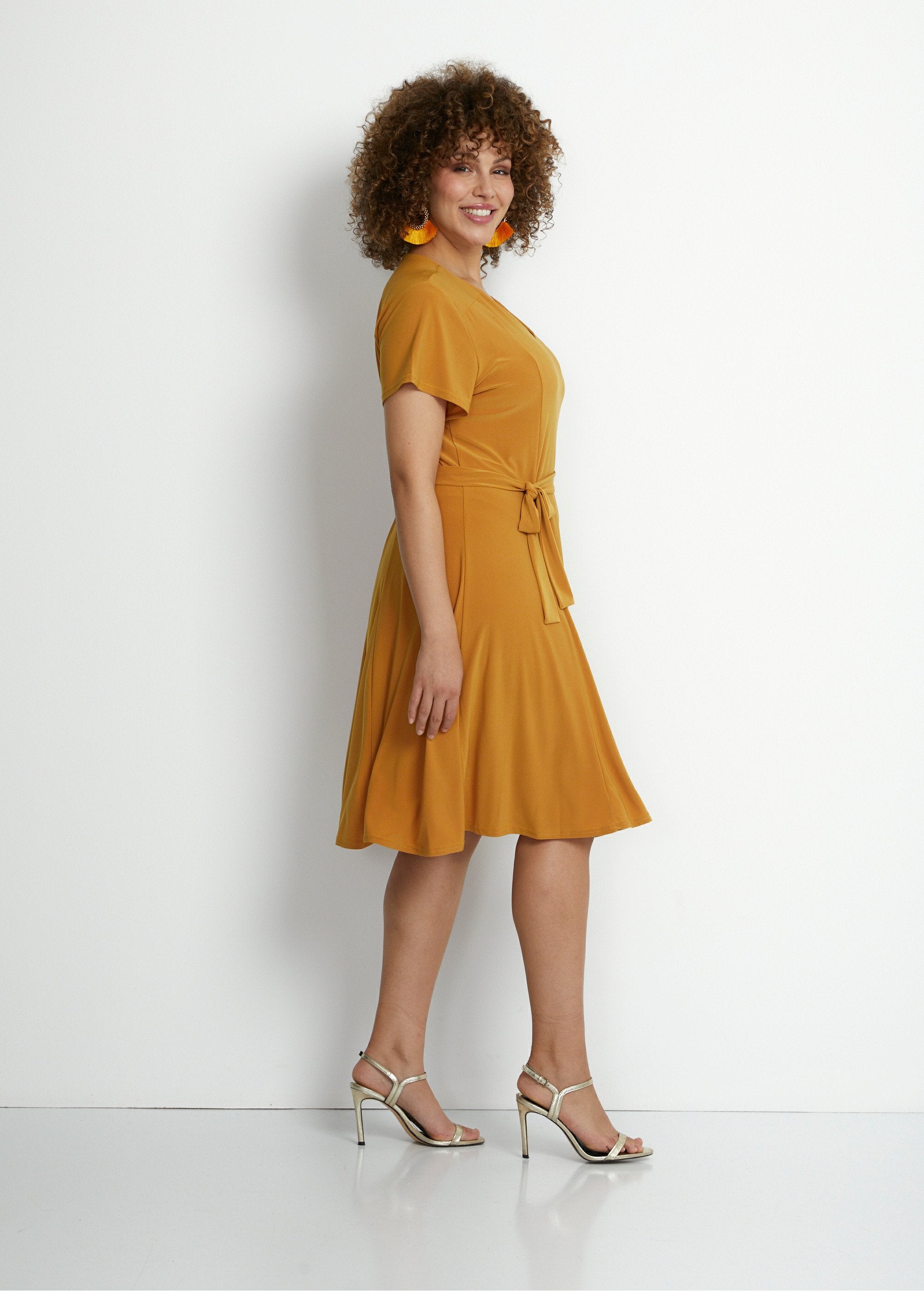 Short_belted_V-neck_dress_YELLOW_DR1_curvy