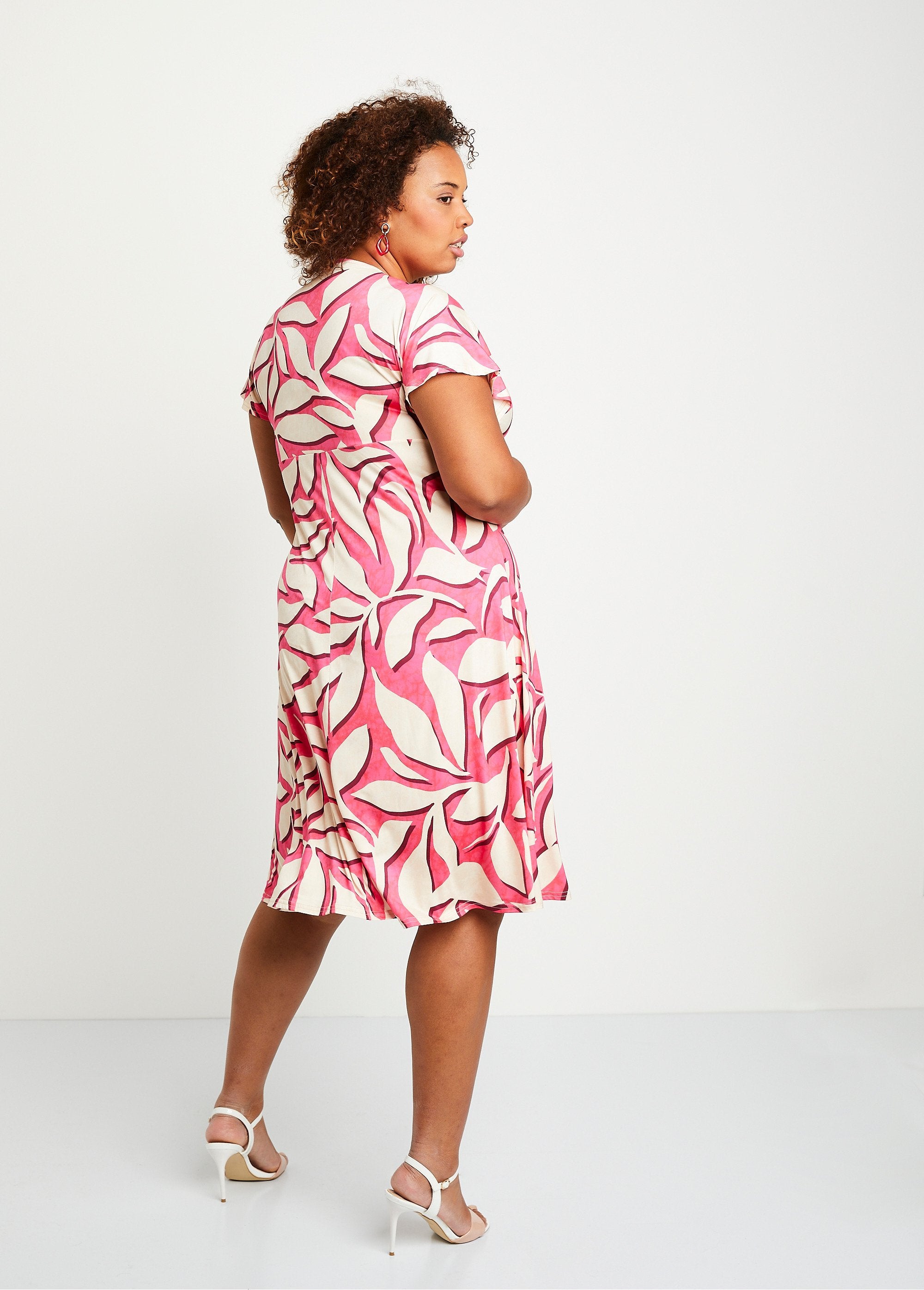 Short_flared_leaf_pattern_dress_Pink_and_ecru_DO1_curvy