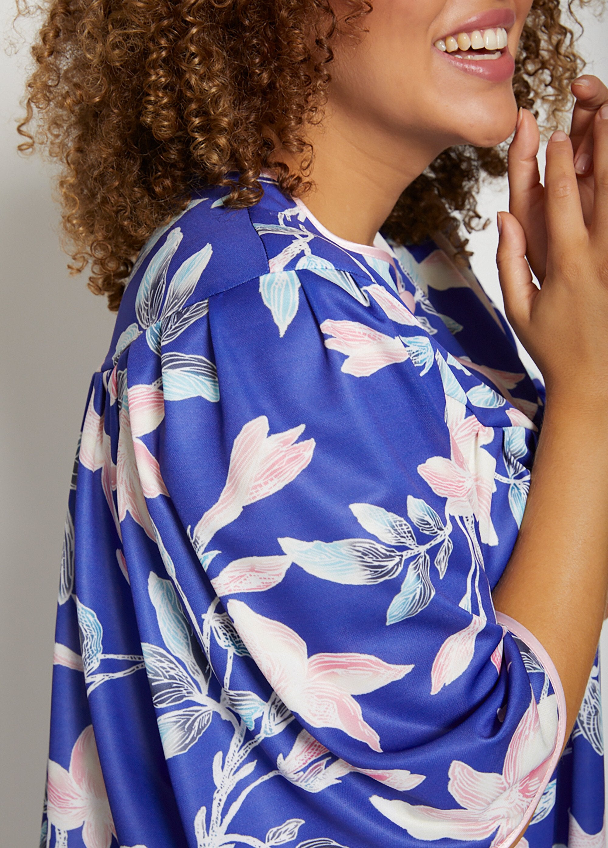 Floral_satin_buttoned_bathrobe_Blue_background_DE2_curvy