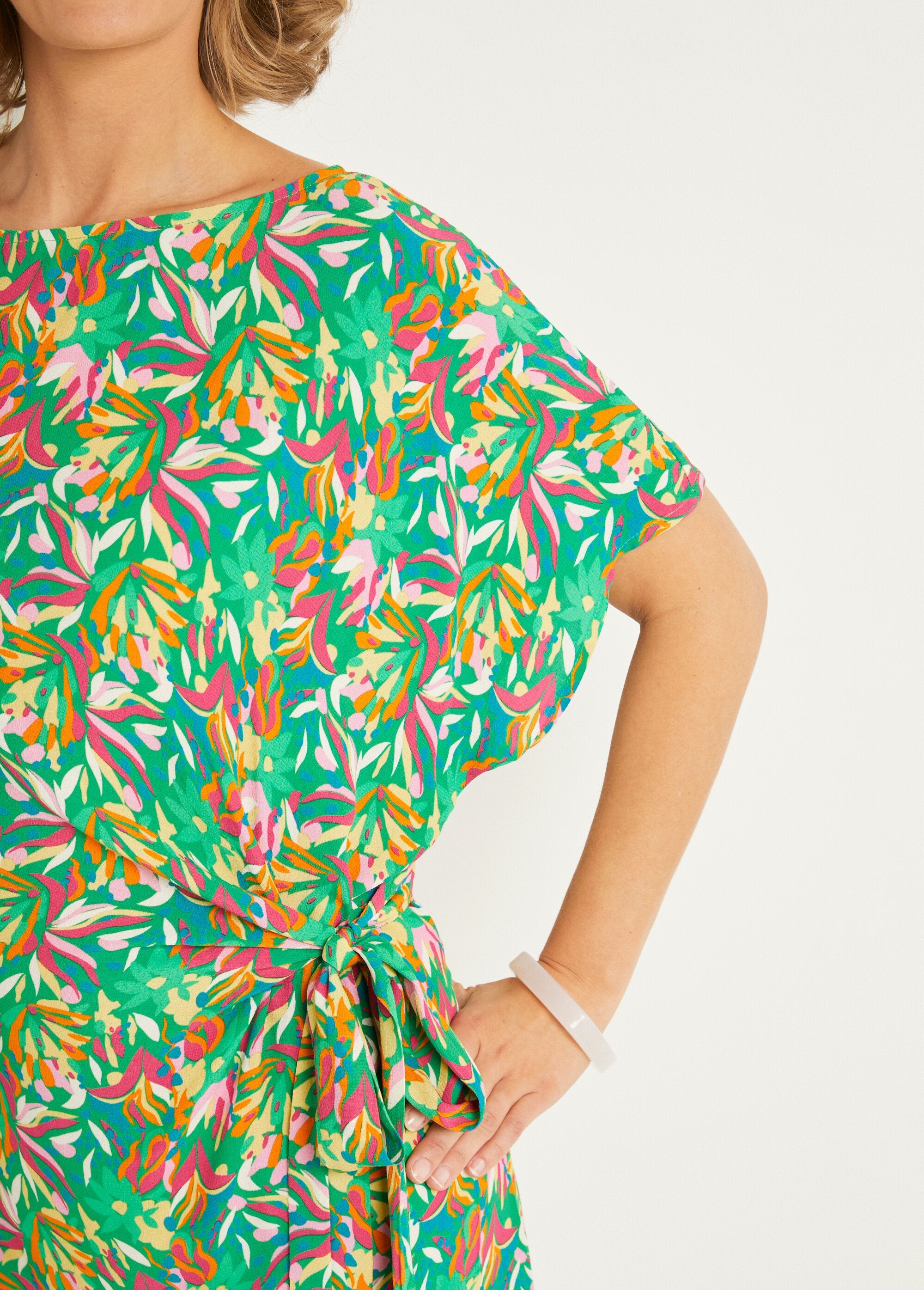 Long_graphic_print_dress_with_boat_neck_Green_prints_DE2_slim