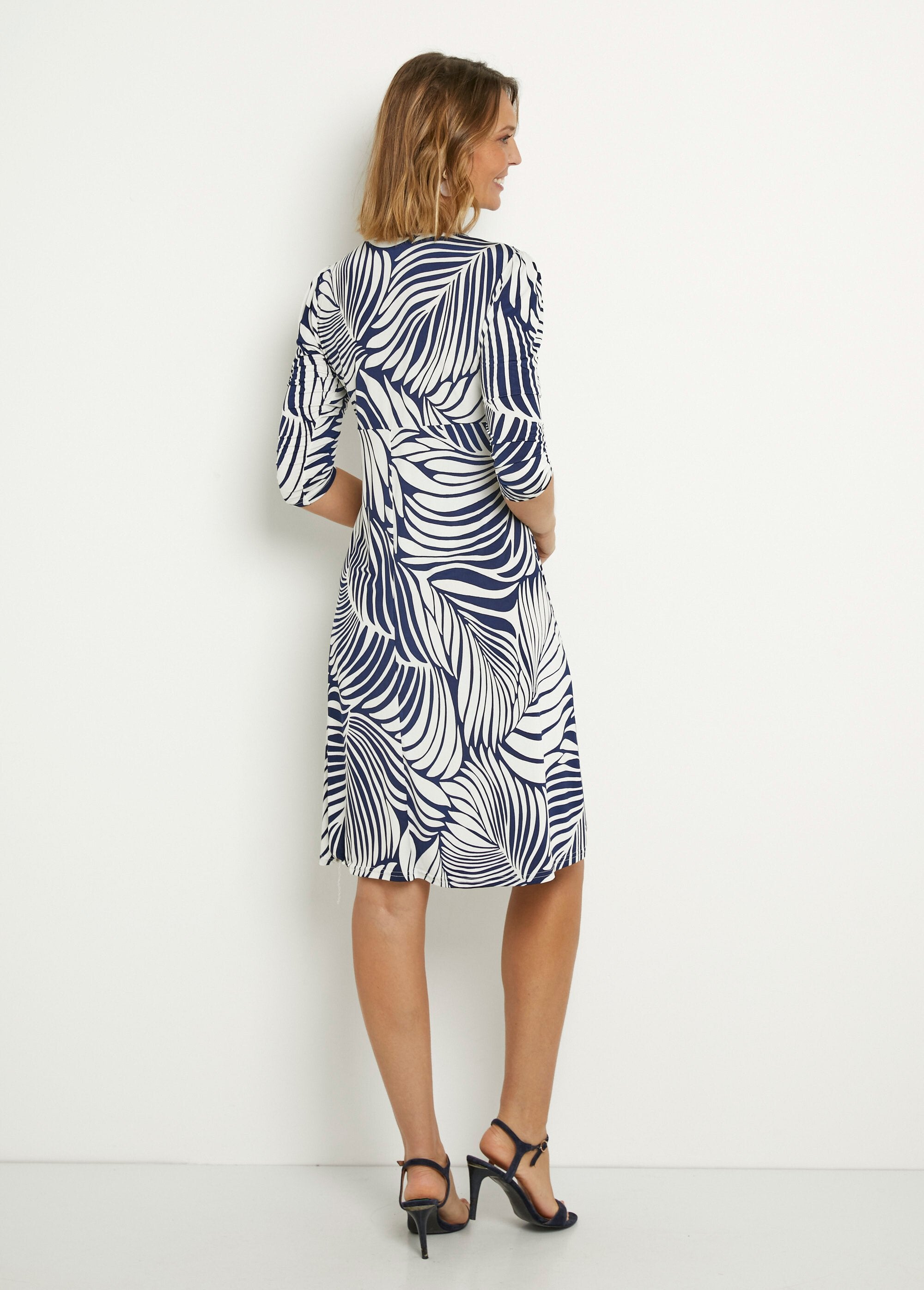 Stretch_knit_dress_with_foliage_print_V-neck_White_Navy_DO1_slim