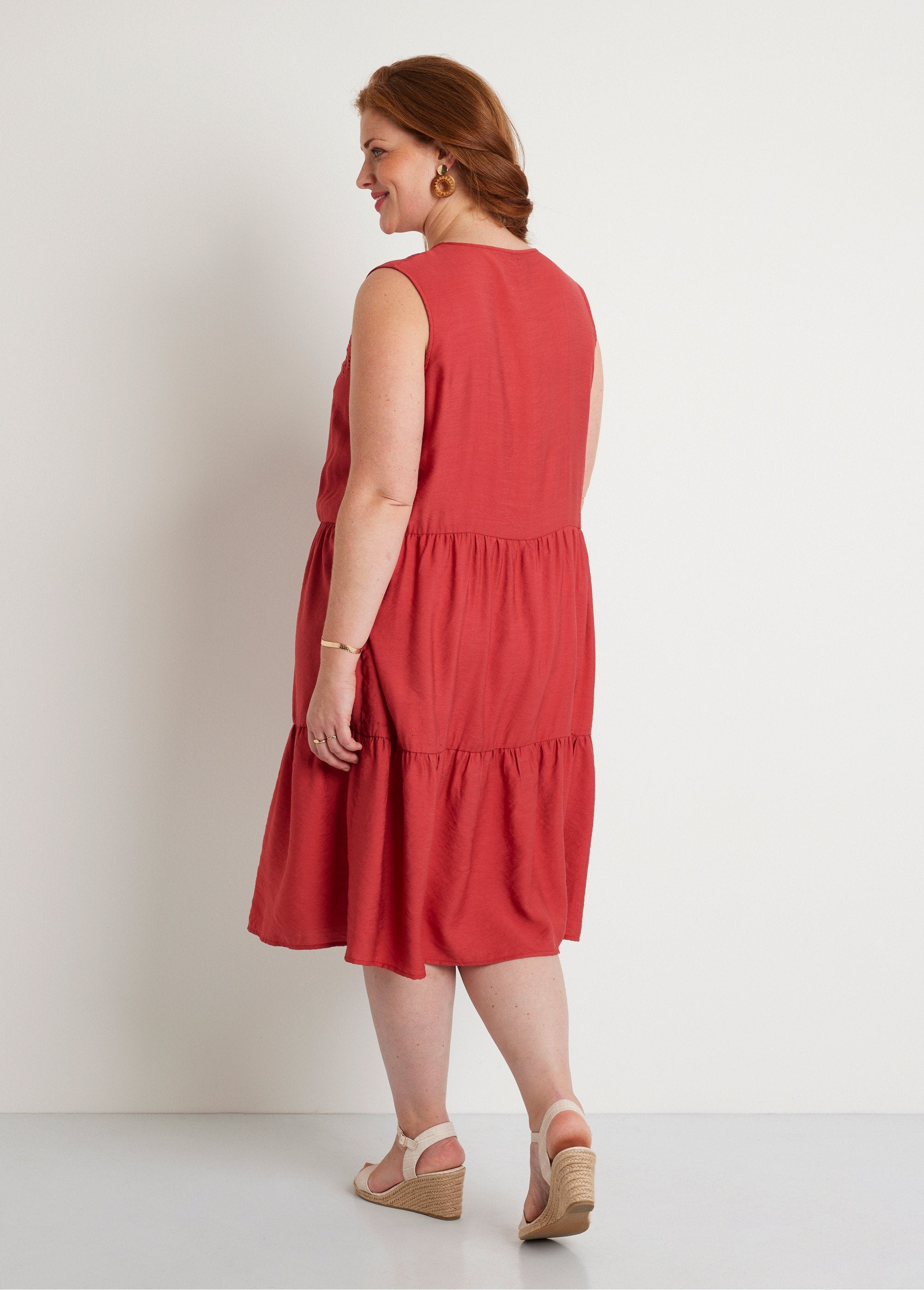 Short_ruffled_sleeveless_dress_Paprika_DO1_curvy