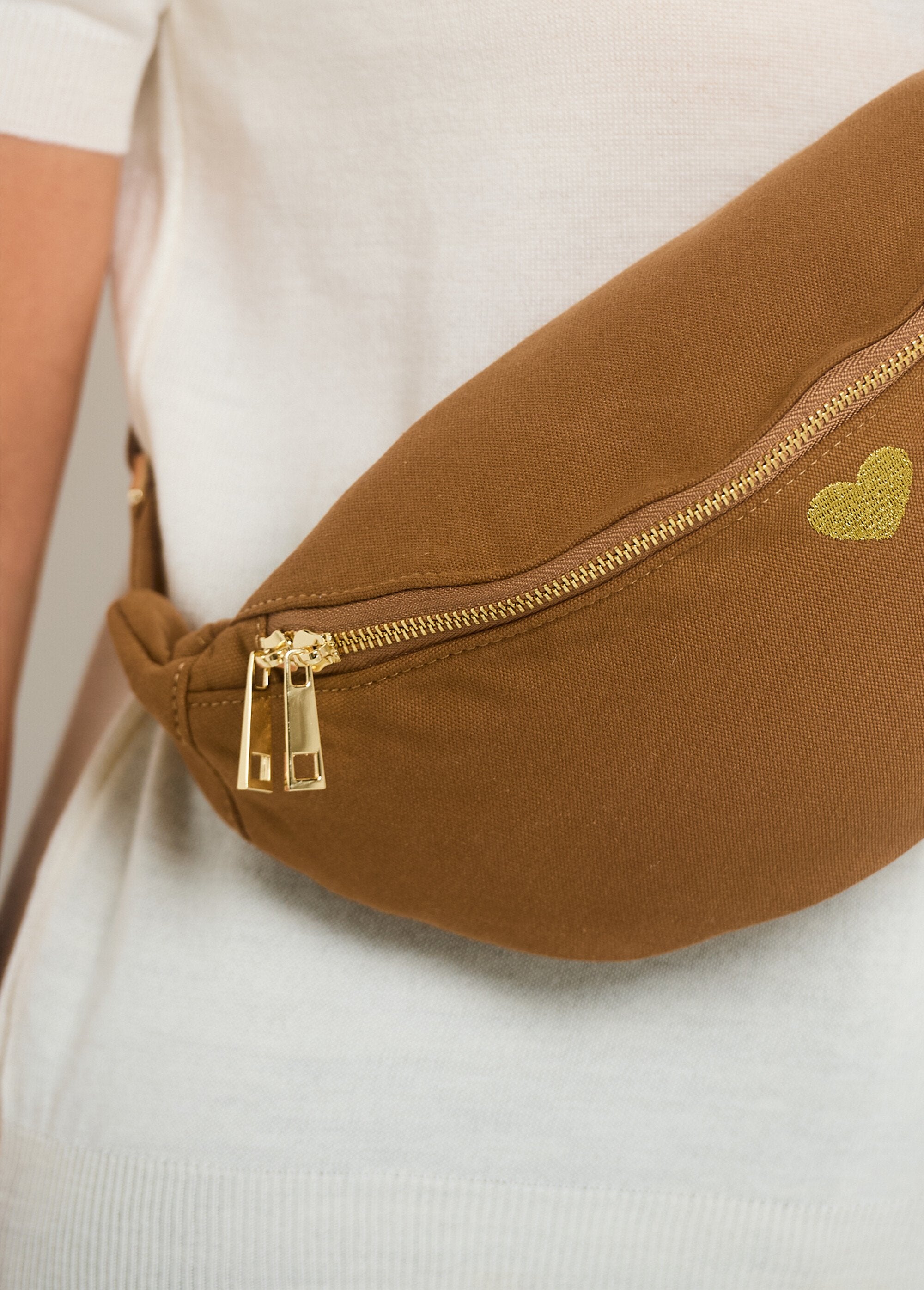 Plain_zipped_fanny_pack_with_heart_embroidery_camel_DE2_slim