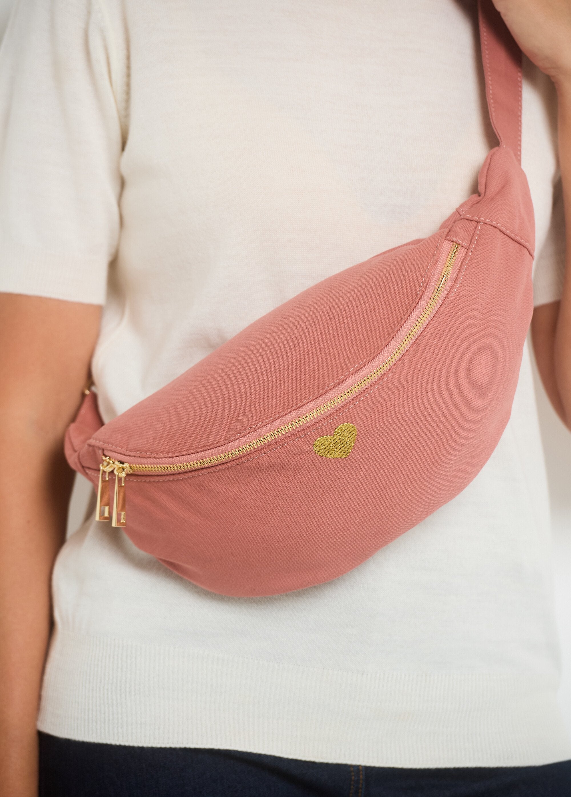 Plain_zipped_fanny_pack_with_heart_embroidery_Powdery_pink_DE1_slim