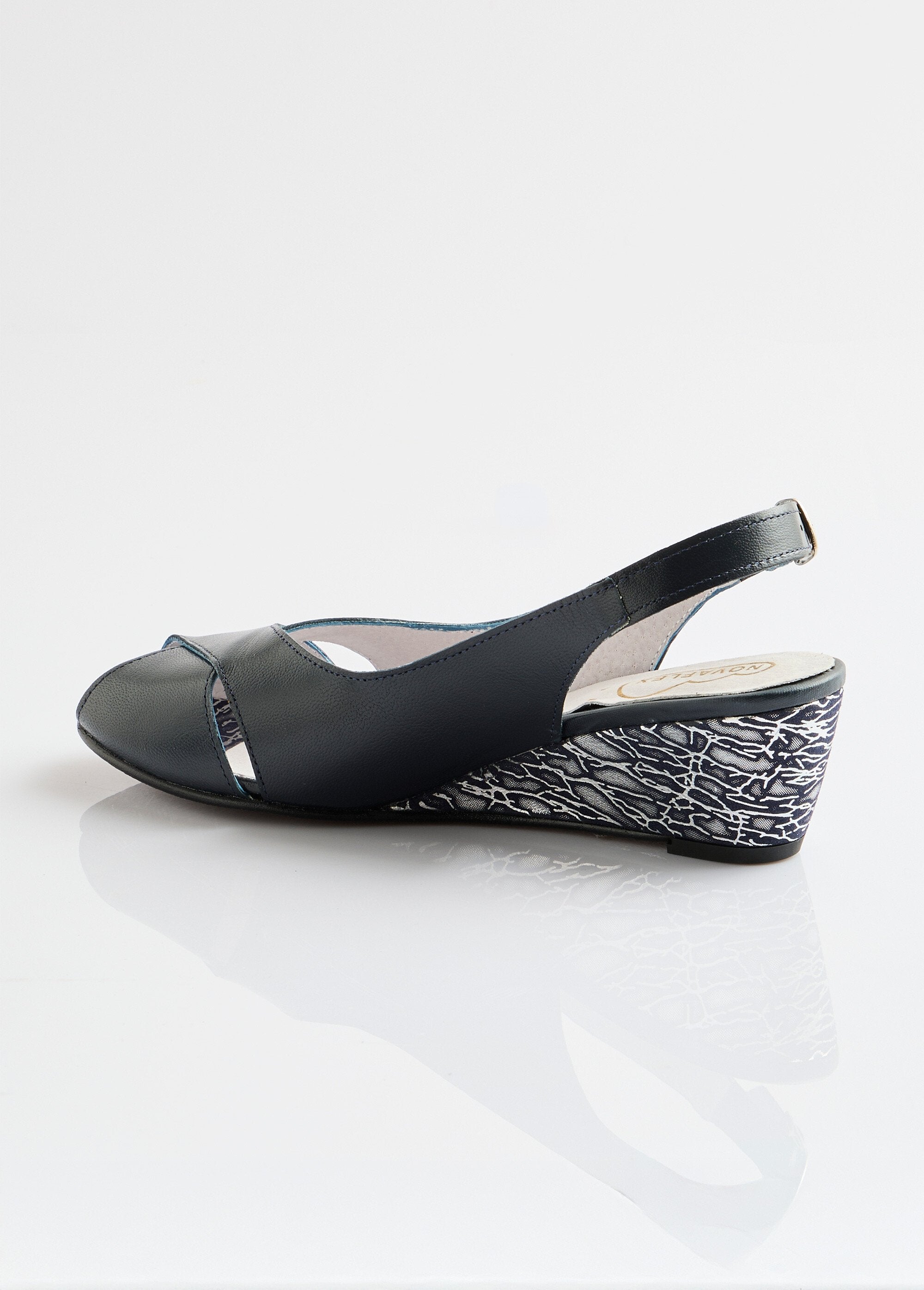 Comfortable_leather_open_toe_sandals_Marine_DO1_slim