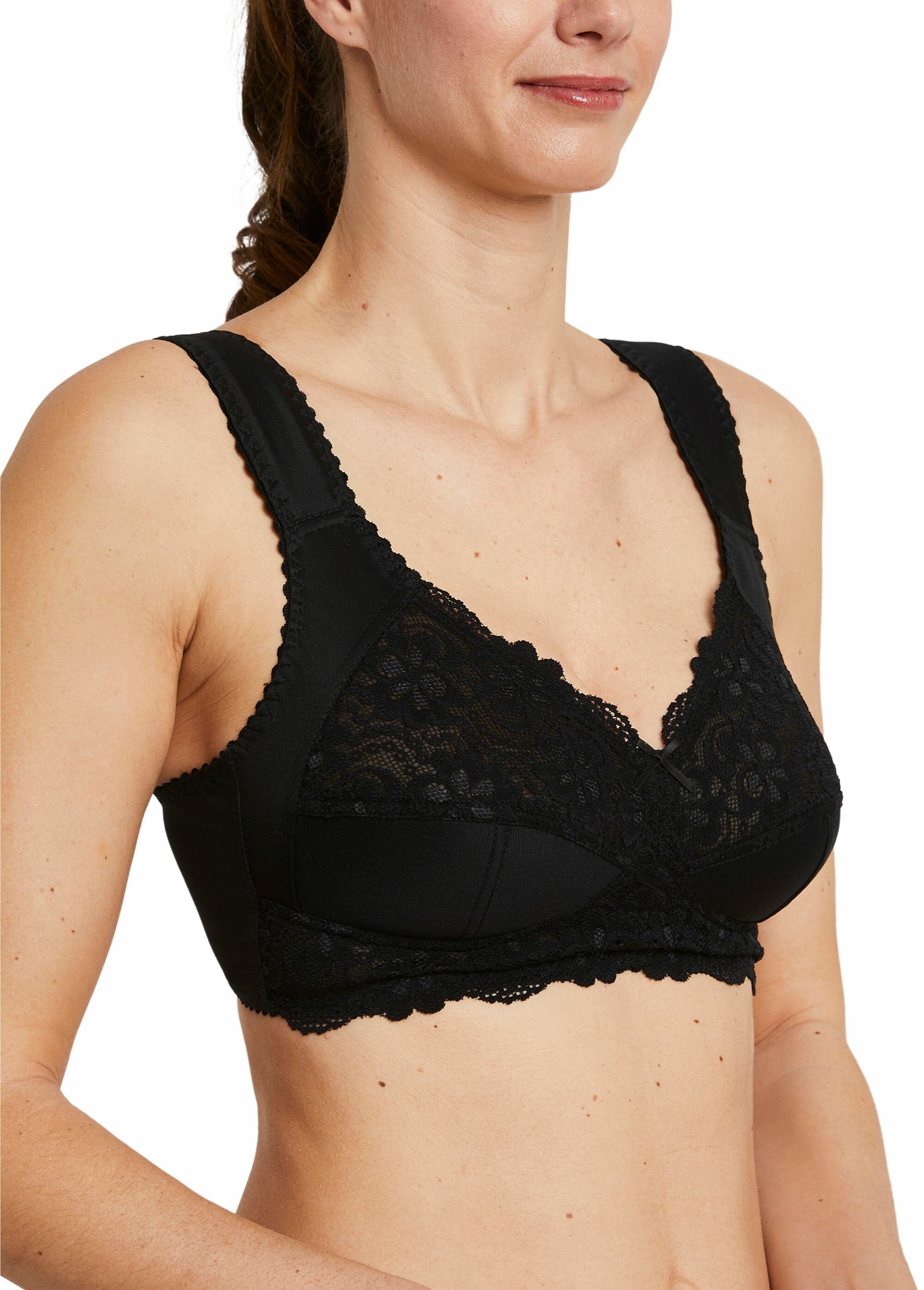 Underwired_lace_bra_Black_FA2_slim