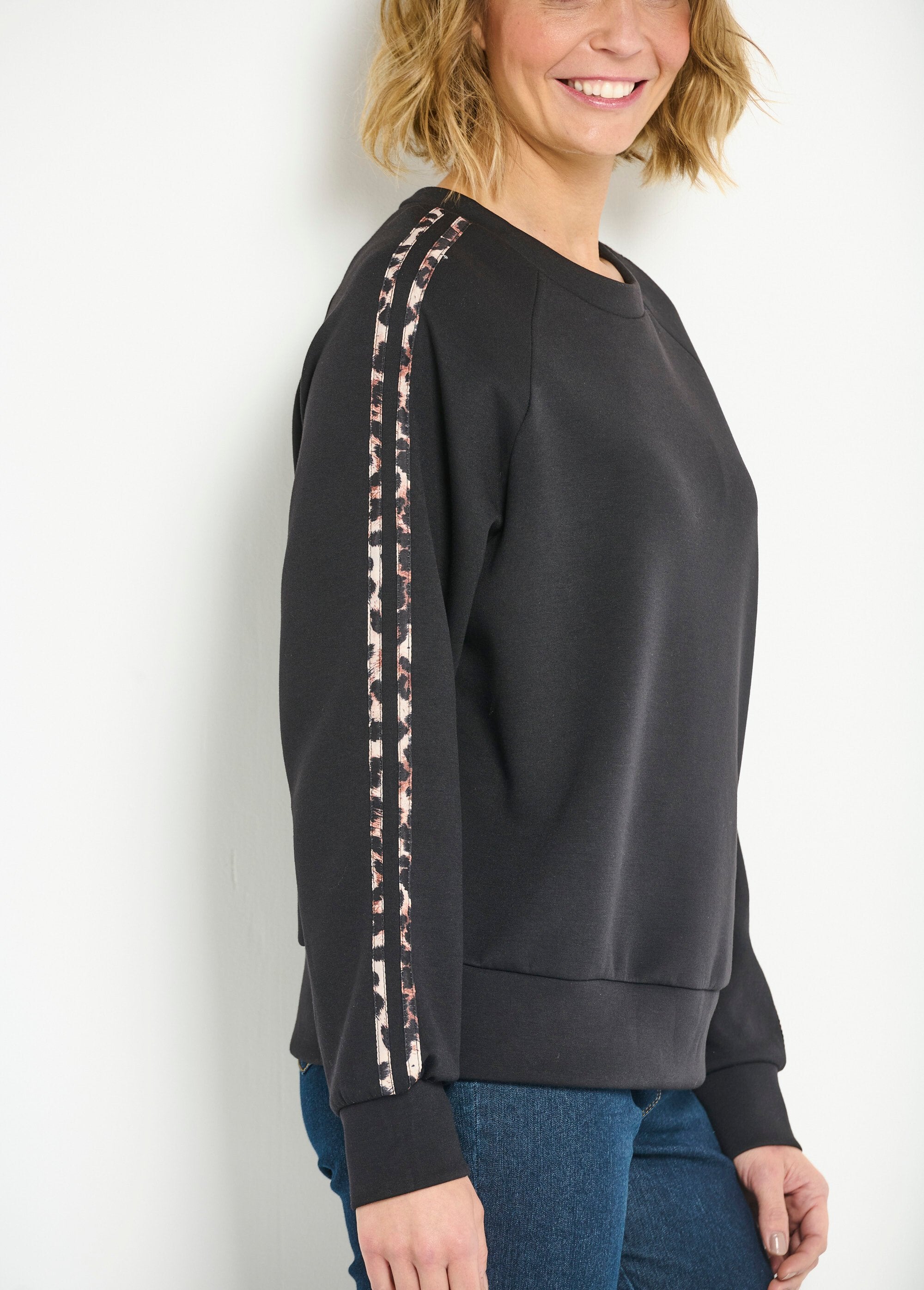 Round_neck_comfort_sweatshirt_with_leopard_stripes_Black_DE2_slim