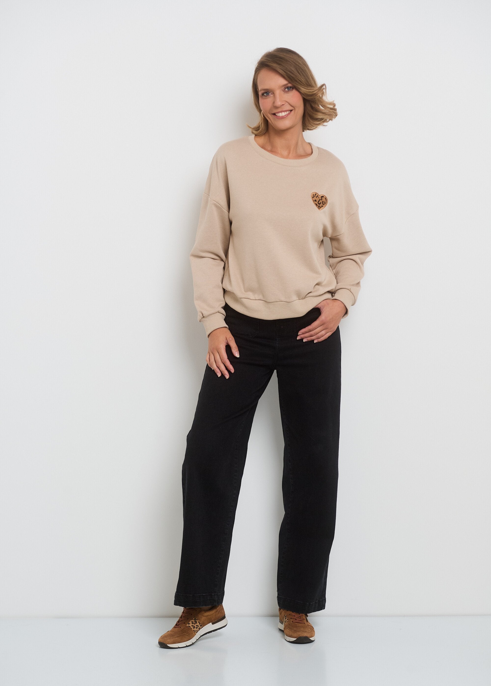 Heart_embroidered_fleece_sweatshirt_with_chest_Beige_SF1_slim