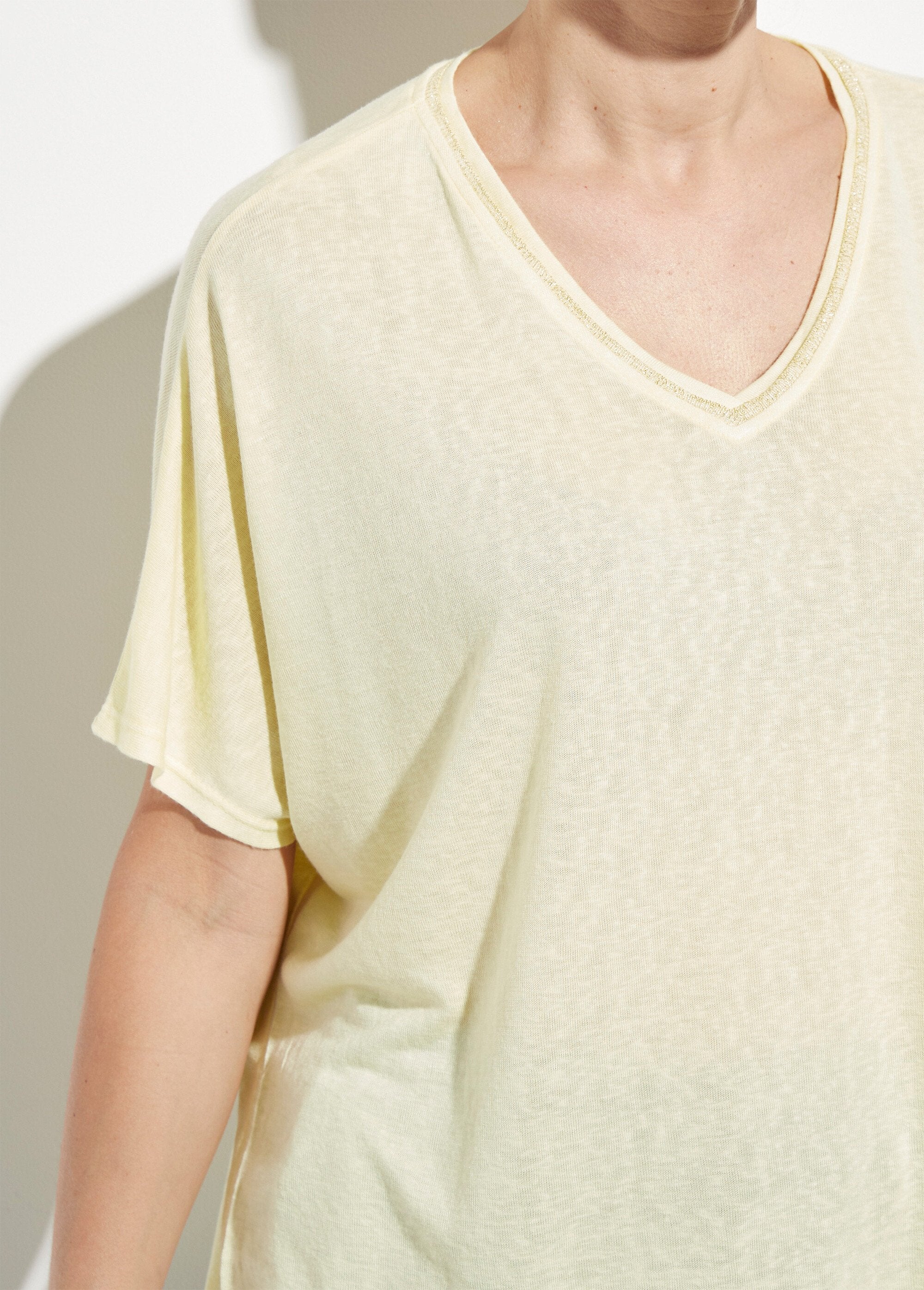 Metallic_V-neck_T-shirt_with_kimono_sleeves_Light_yellow_DE1_slim