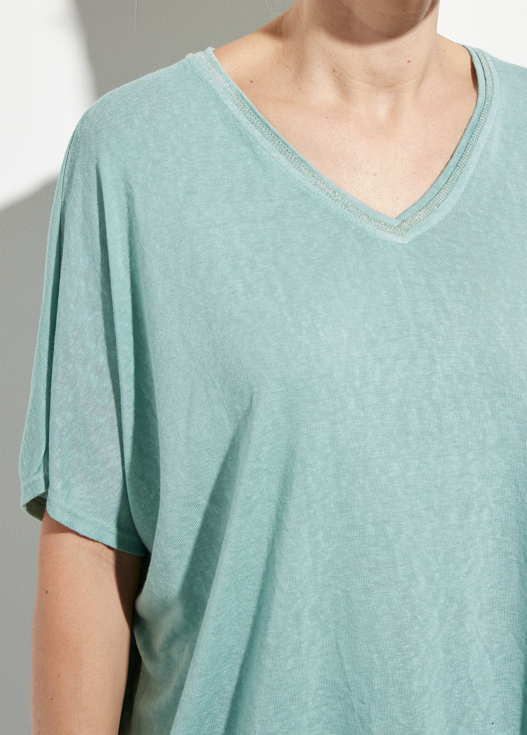 Metallic_V-neck_T-shirt_with_kimono_sleeves_Almond_green_DE1_slim