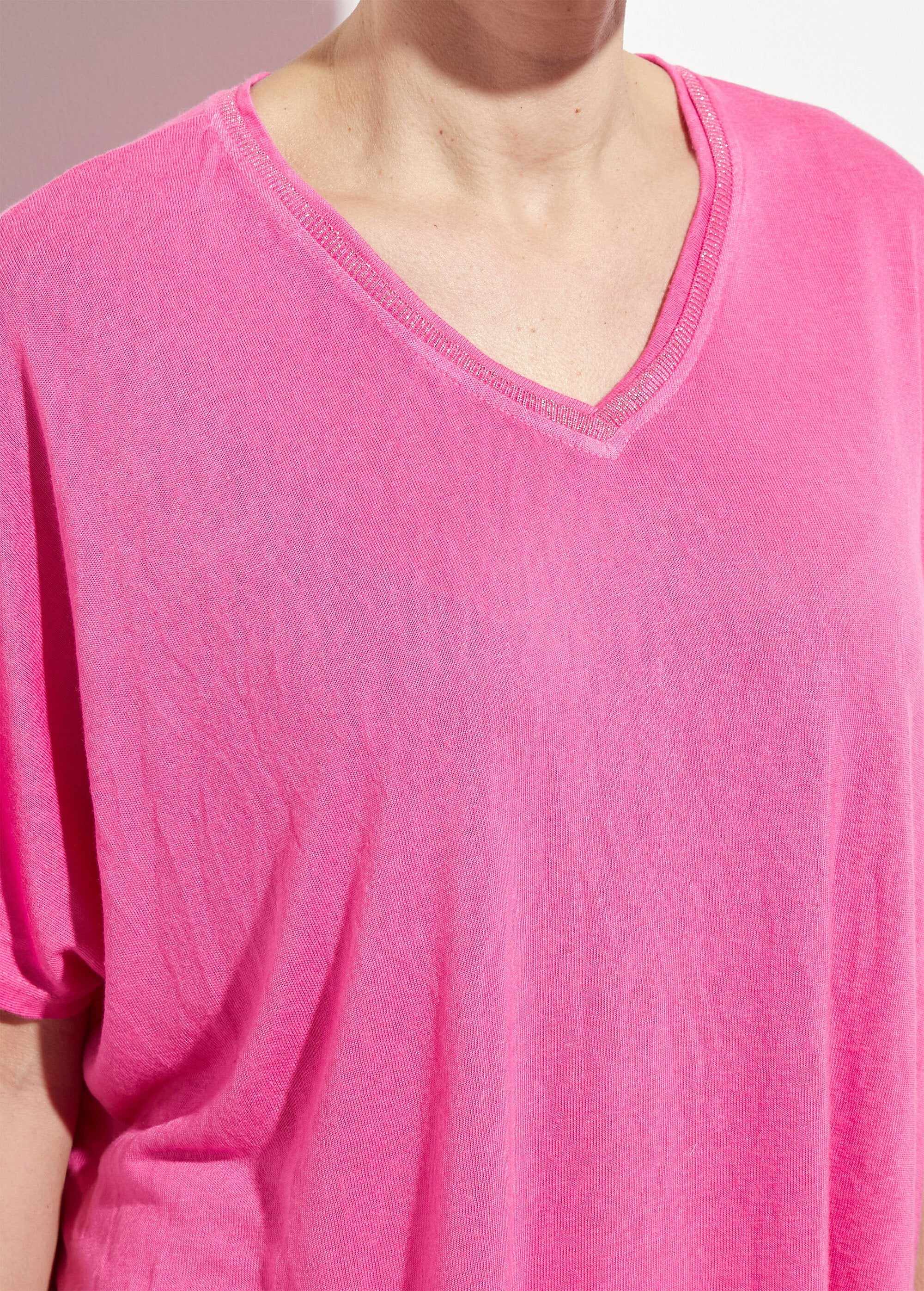 Metallic_V-neck_T-shirt_with_kimono_sleeves_Fuchsia_DE1_slim