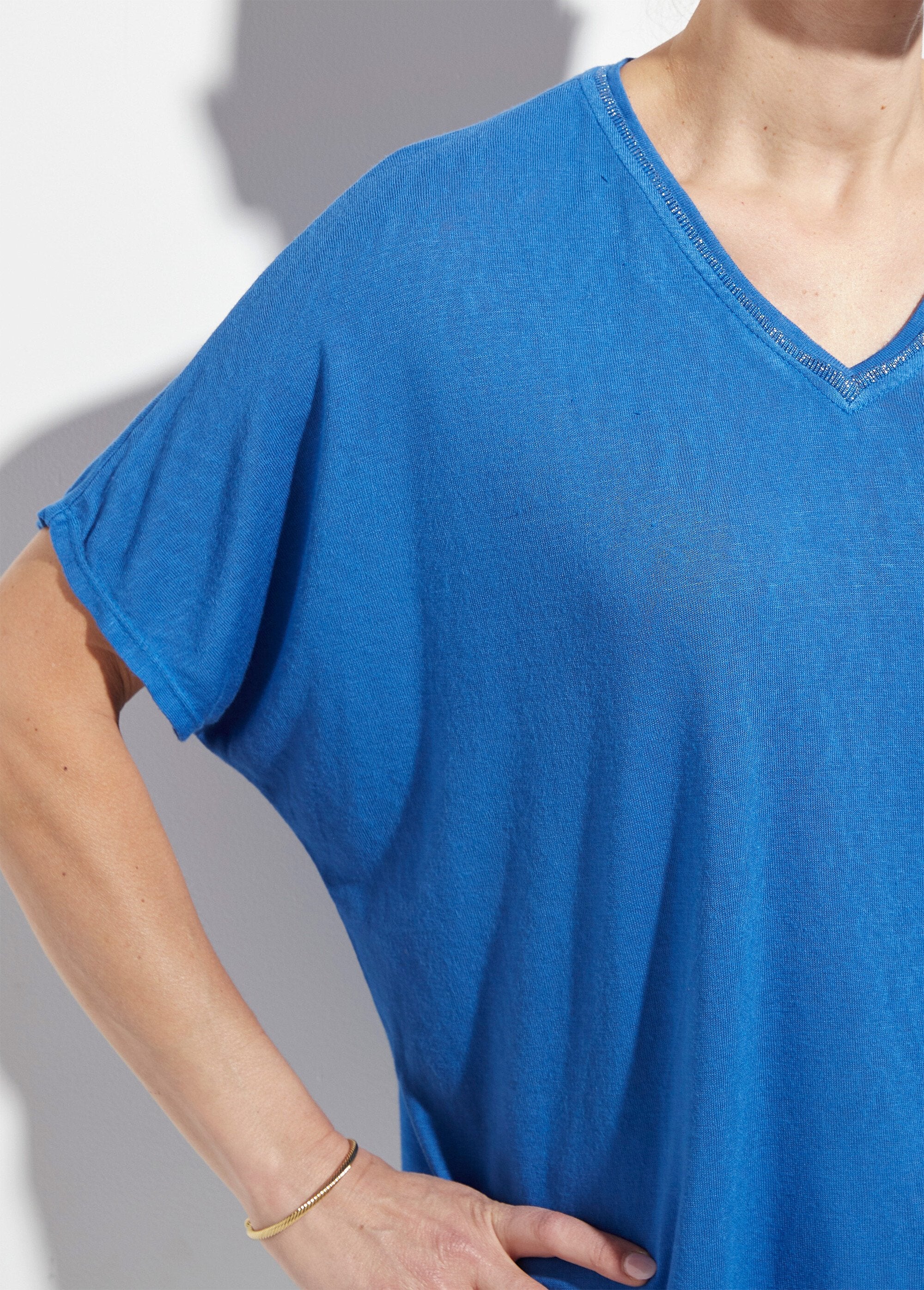 Metallic_V-neck_T-shirt_with_kimono_sleeves_Bright_blue_DE2_slim
