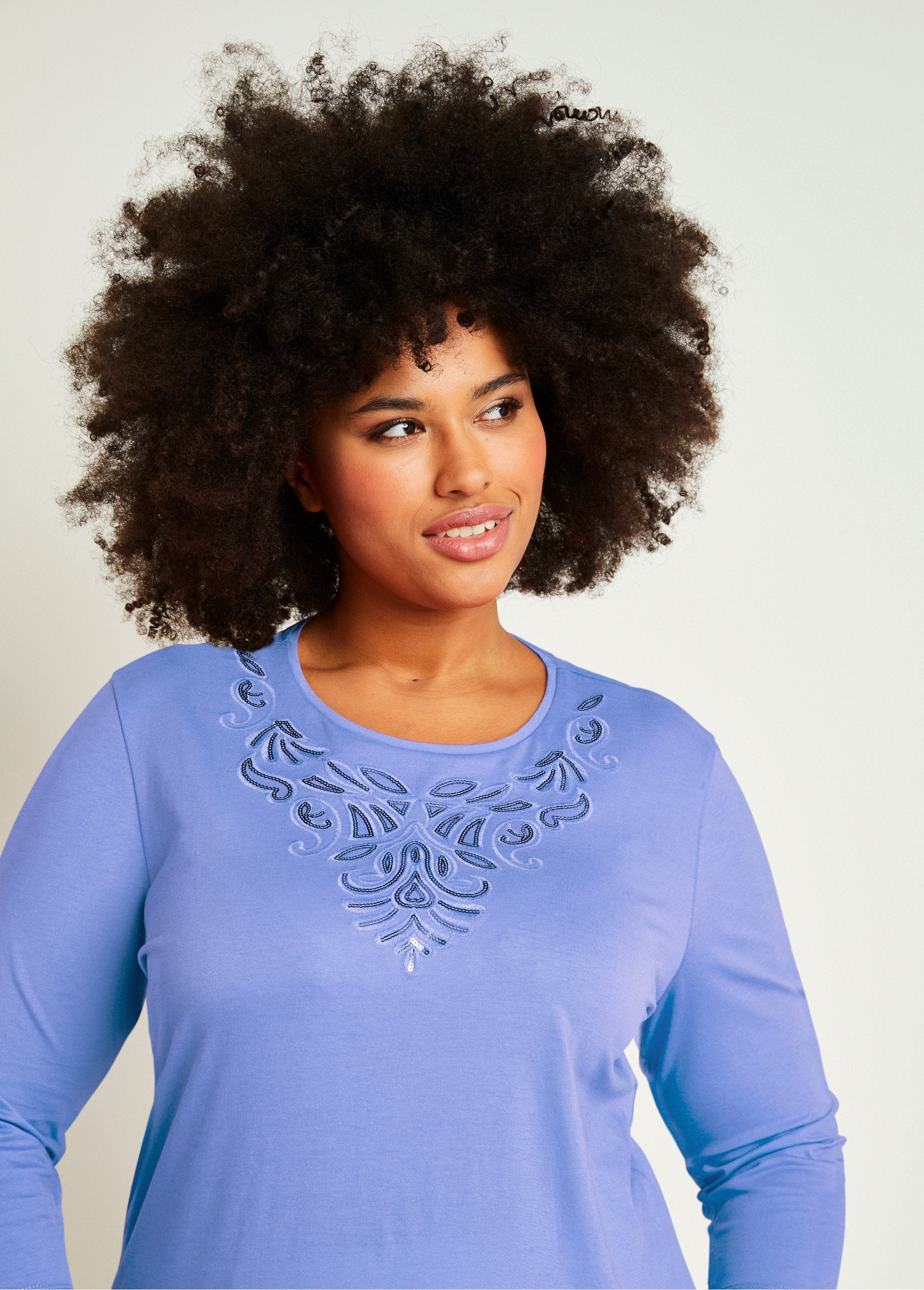 Short_embroidered_t-shirt_with_3/4_sleeves_Blue_DE1_curvy