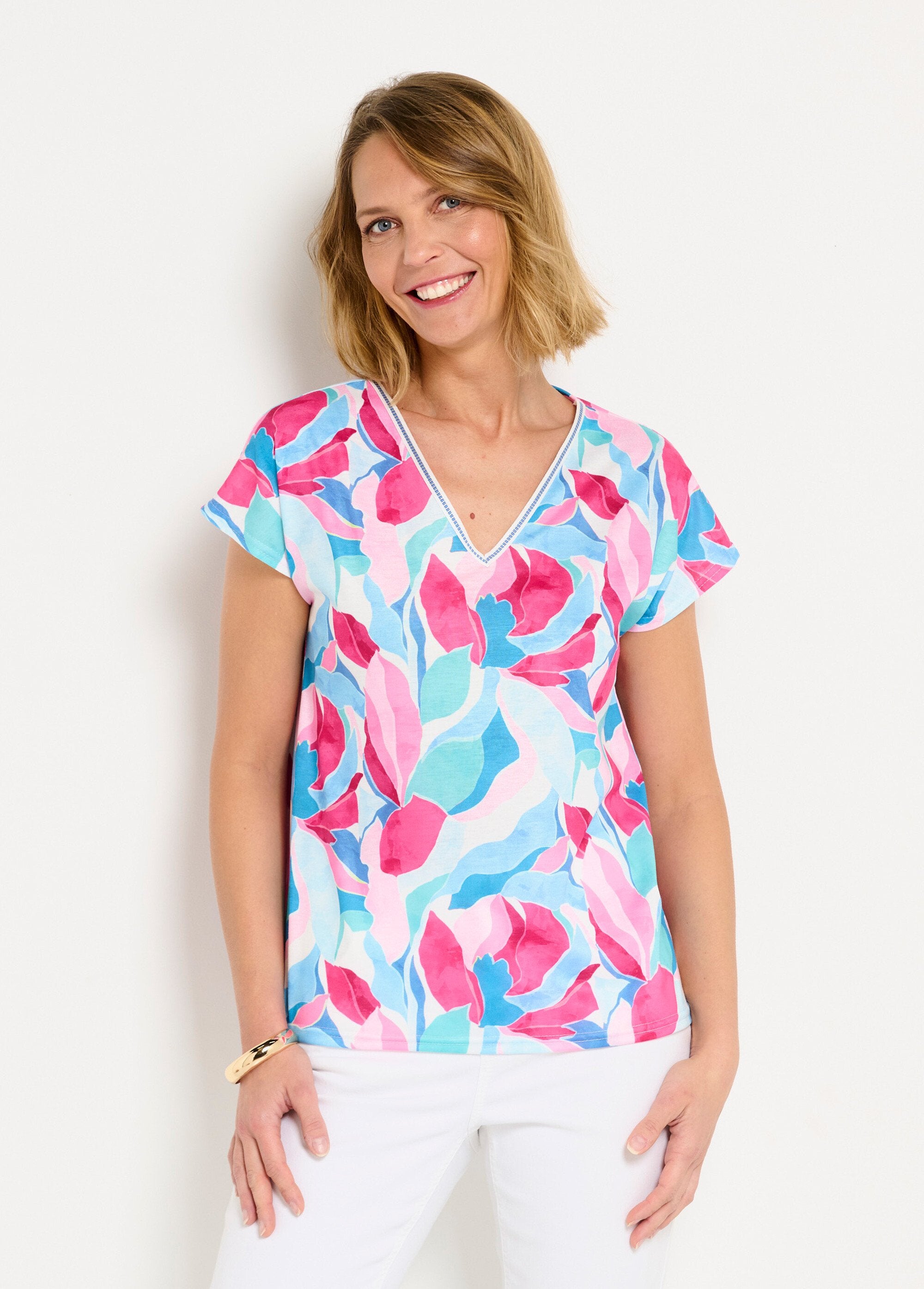 Shiny_printed_V-neck_cropped_t-shirt_Blue_and_pink_FA1_slim
