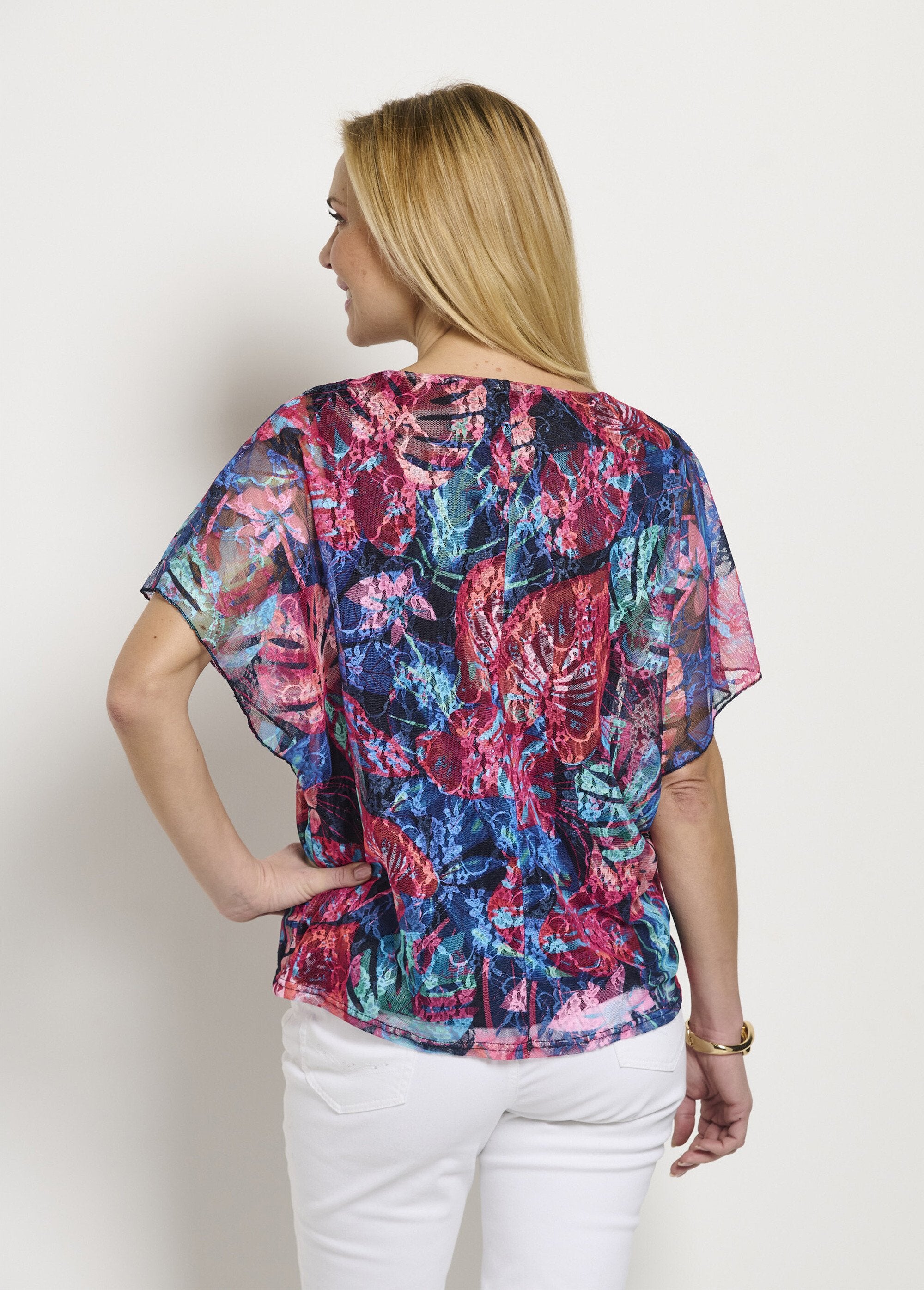 Short_V-neck_T-shirt_with_printed_lace_Multicolor_DO1_slim