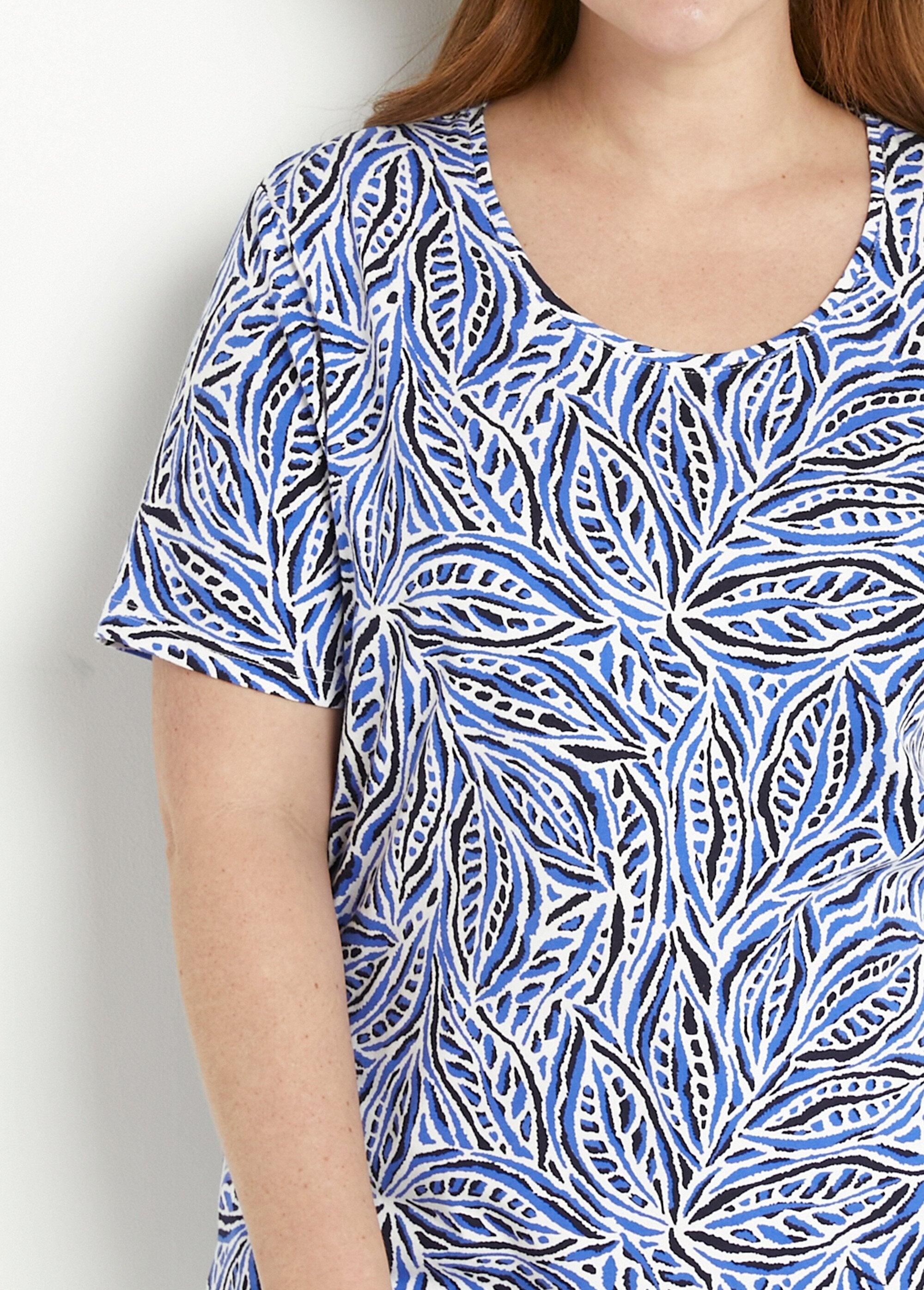 Long_short-sleeved_round_neck_T-shirt_Blue_print_DE1_curvy