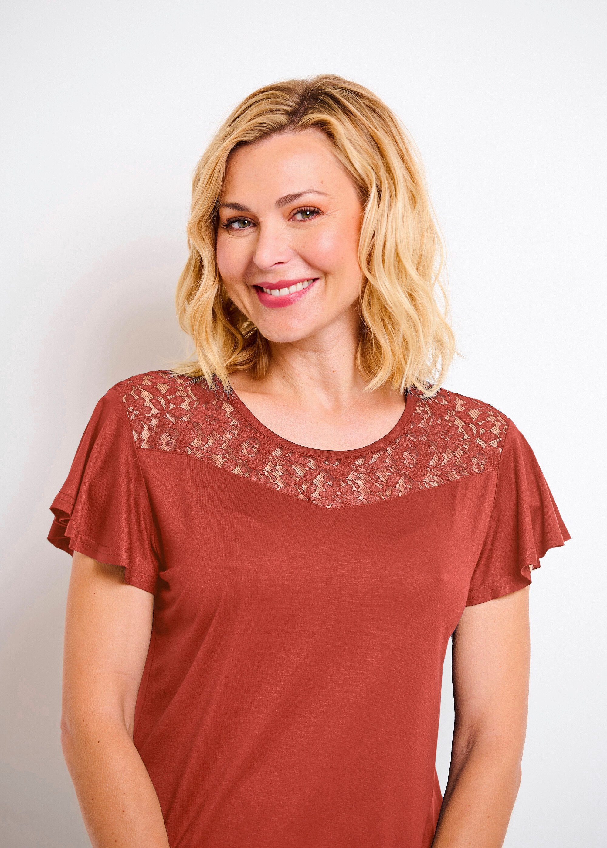 Short-sleeved_lace_t-shirt_Terracotta_DE1_slim