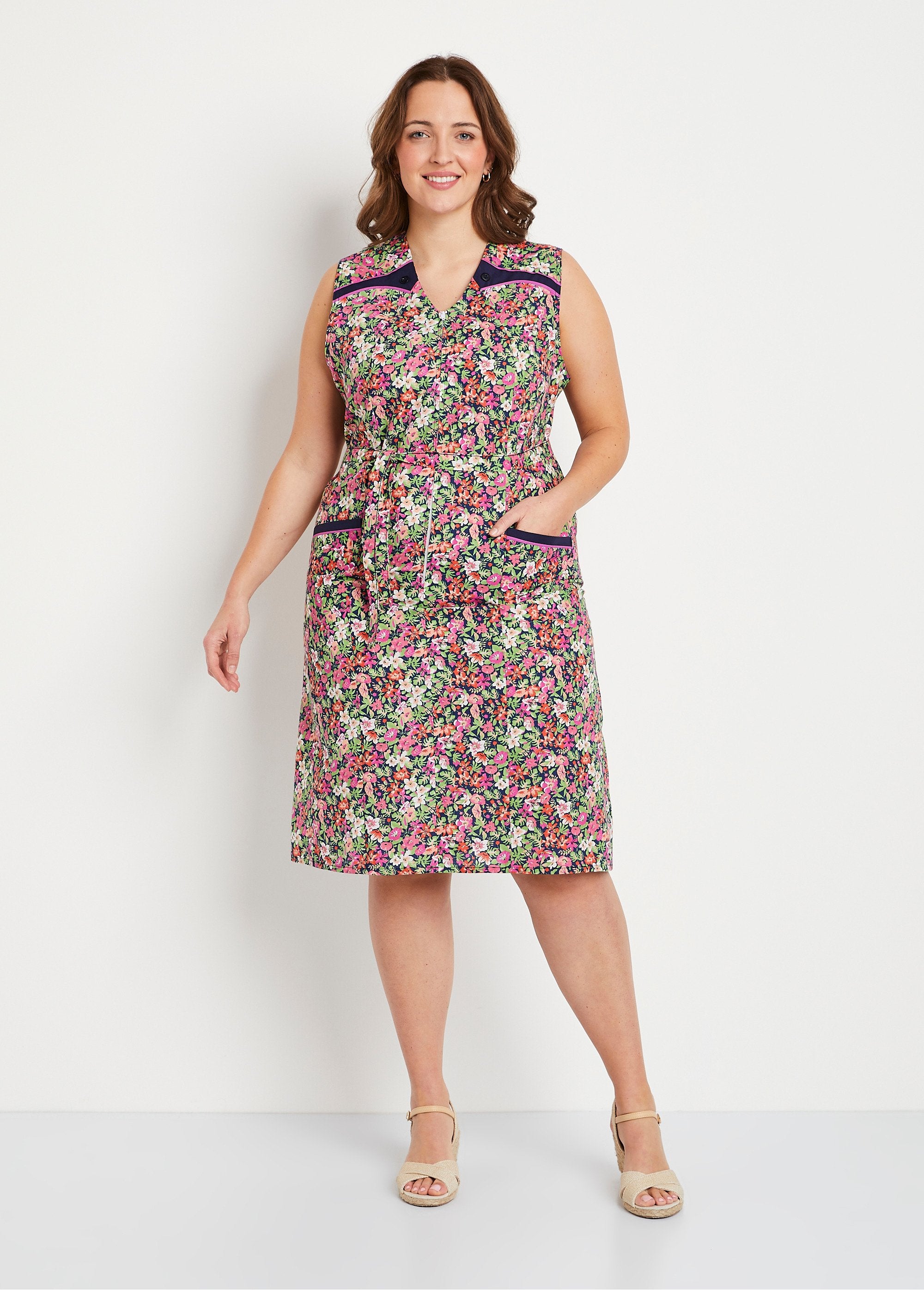 Floral_sleeveless_zipped_apron_Navy_and_pink_FA2_curvy