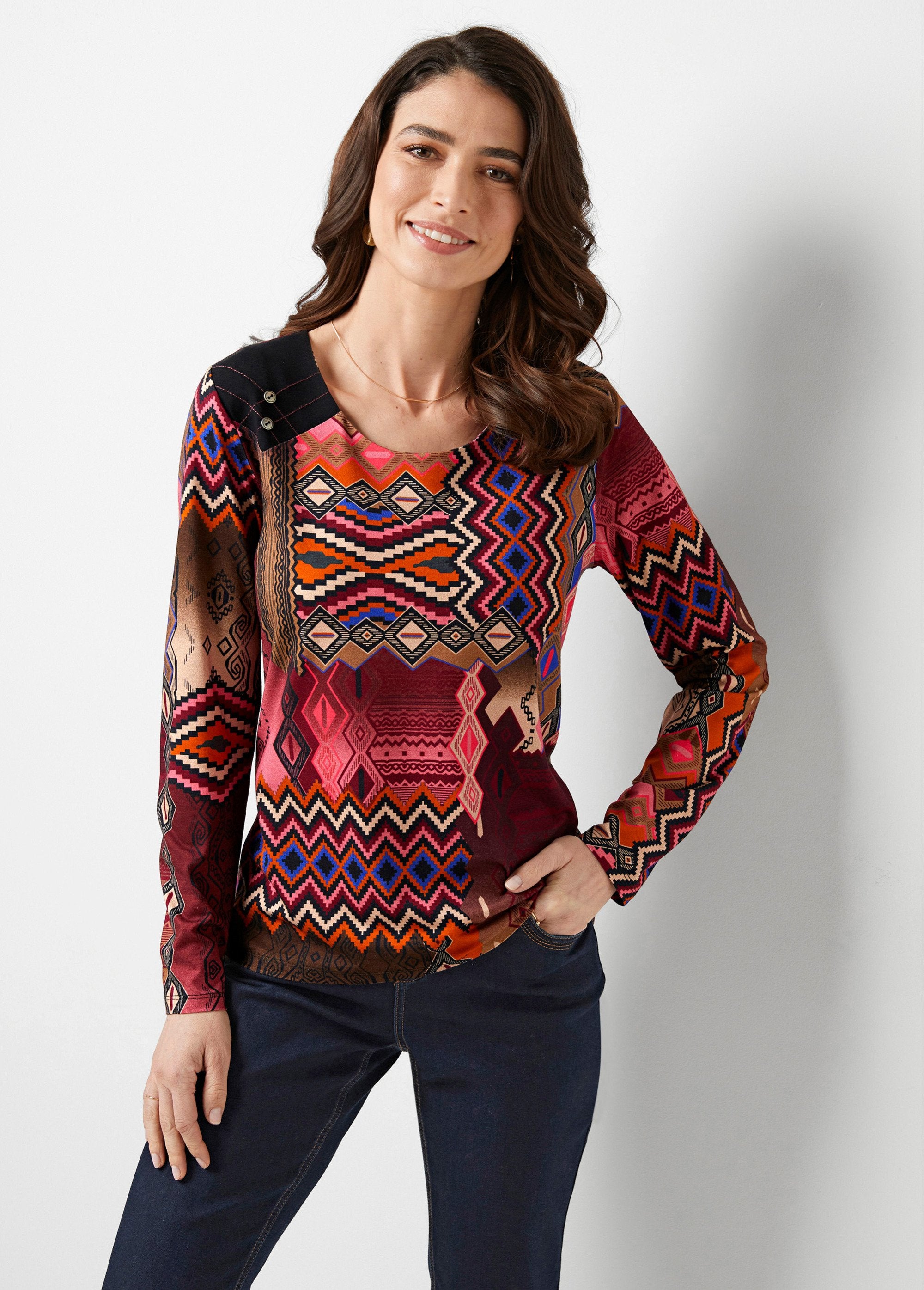 Long_stretch_knit_printed_t-shirt_Black_and_plum_FA1_slim