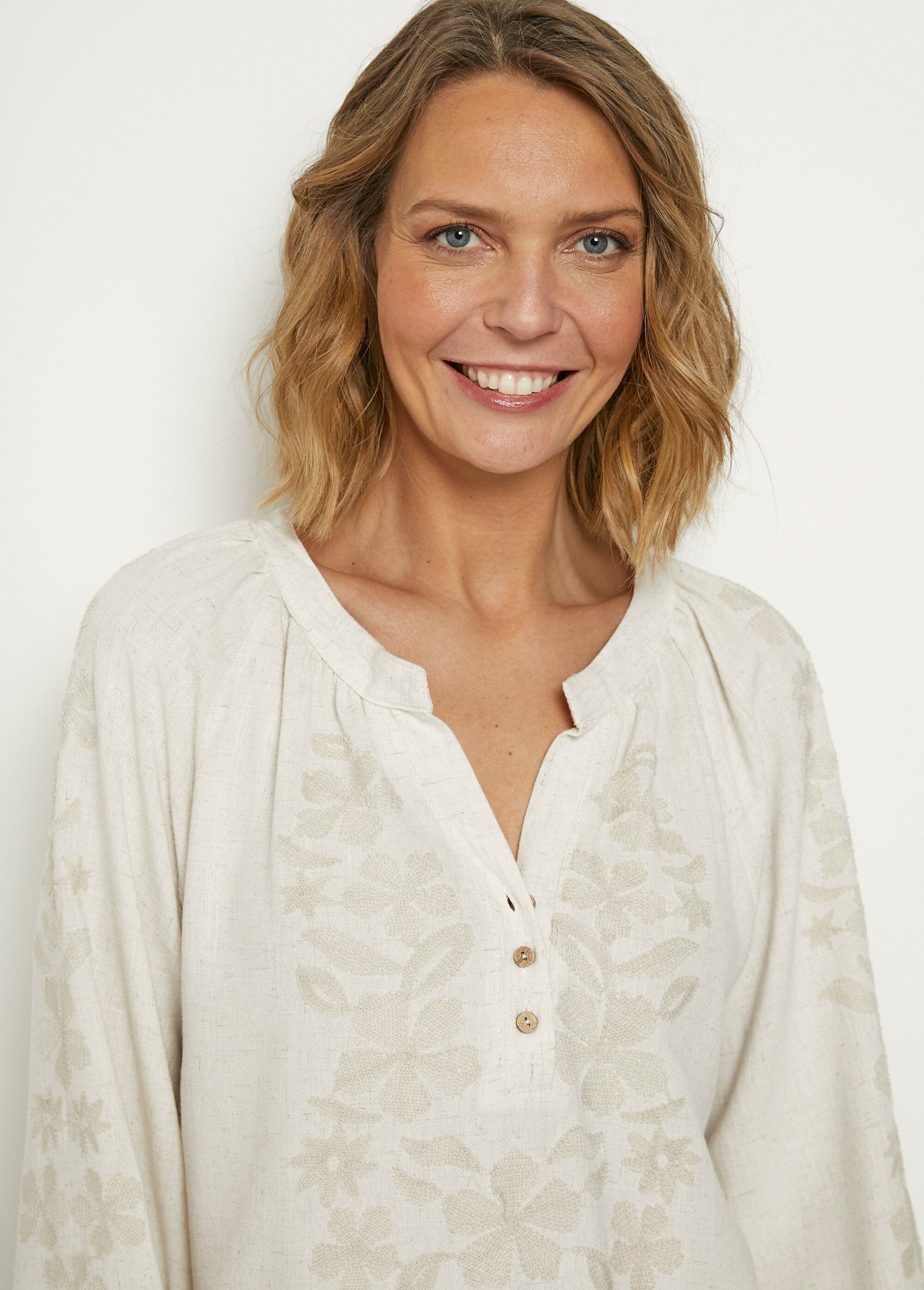 Linen_tunic_with_embroidery_and_V-neck_Ecru_DE2_slim