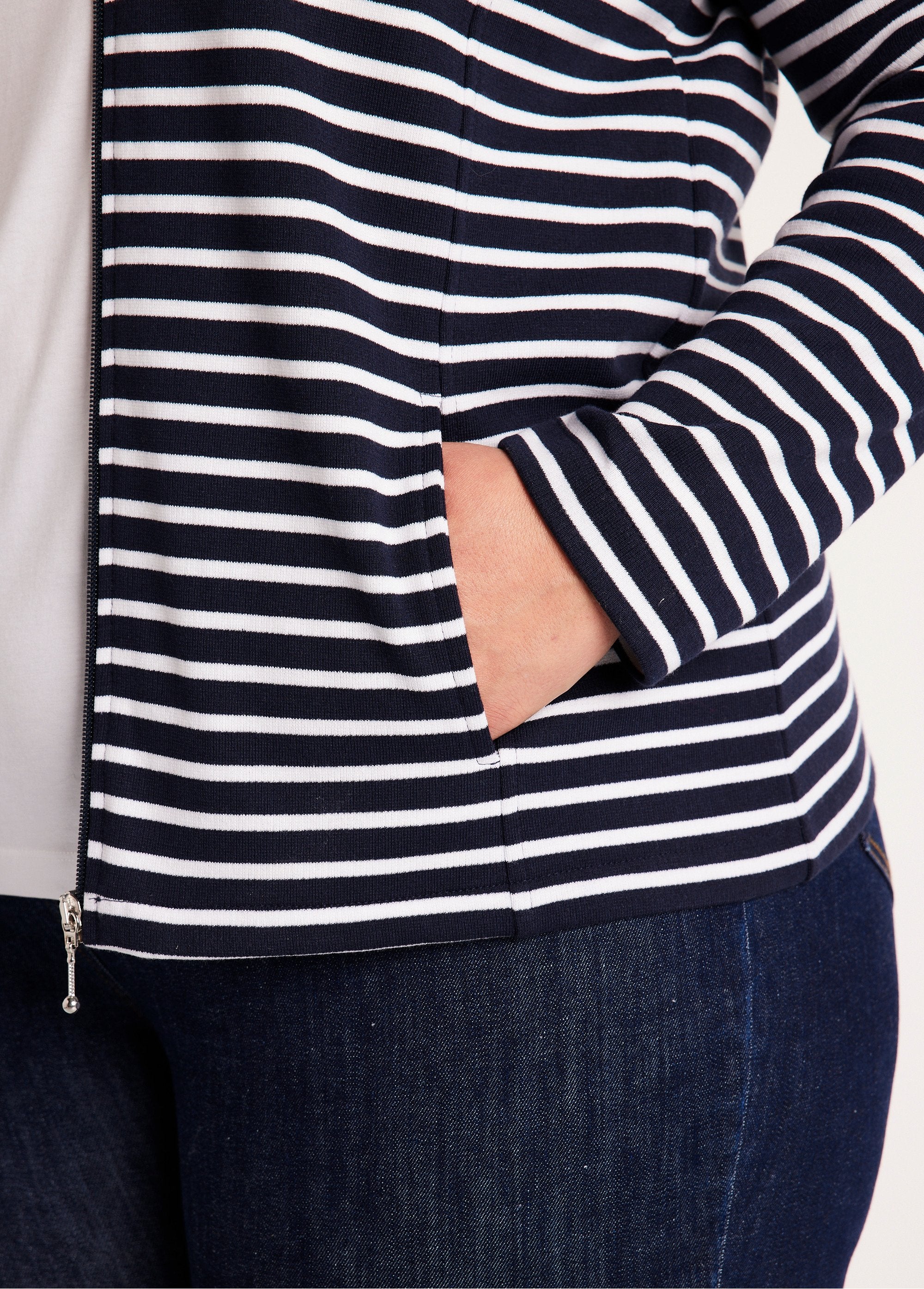 High_collar_lounge_jacket_Navy_stripe_DE2_curvy