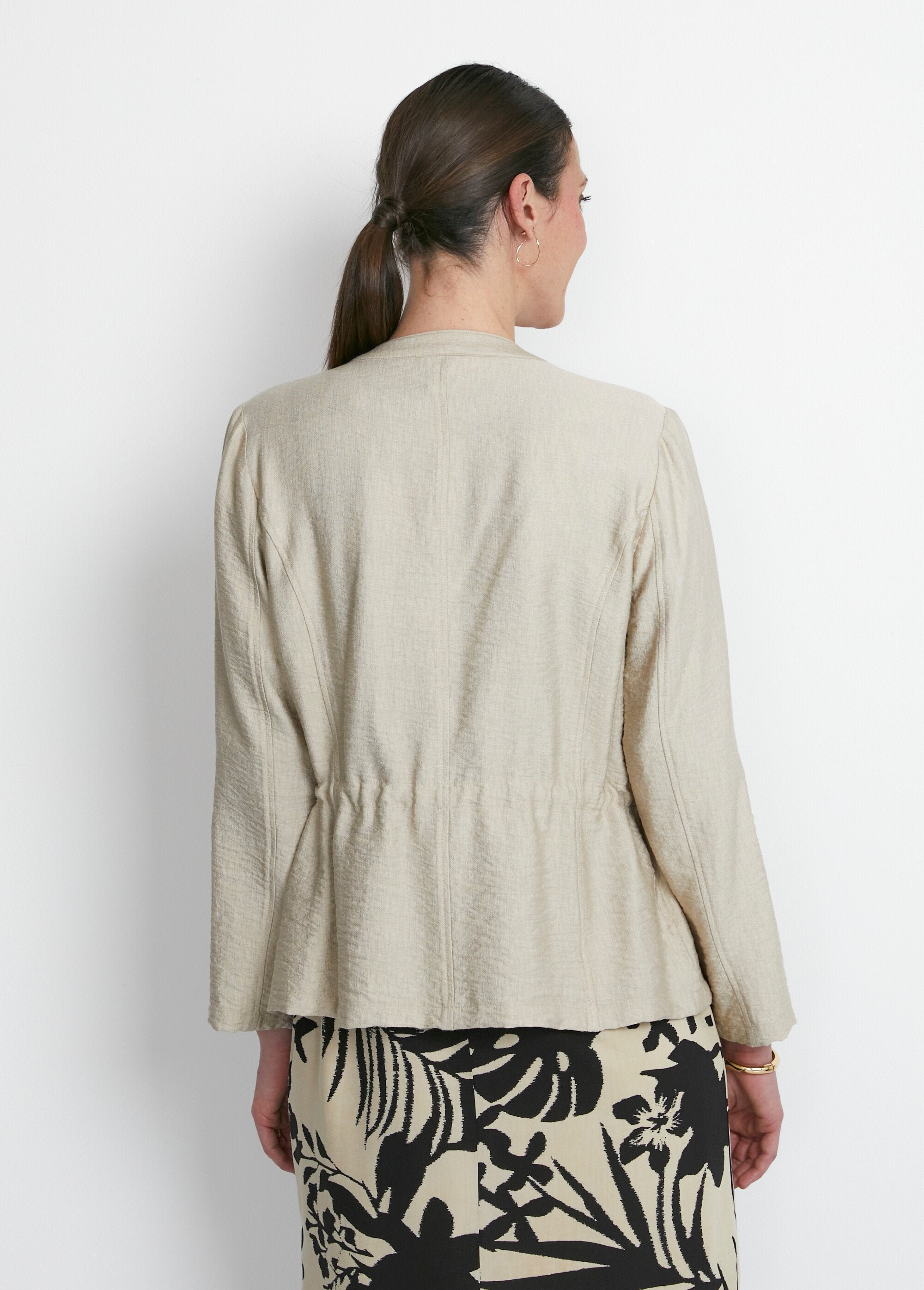 Long-sleeved_collarless_safari_jacket_Sand_DO1_slim